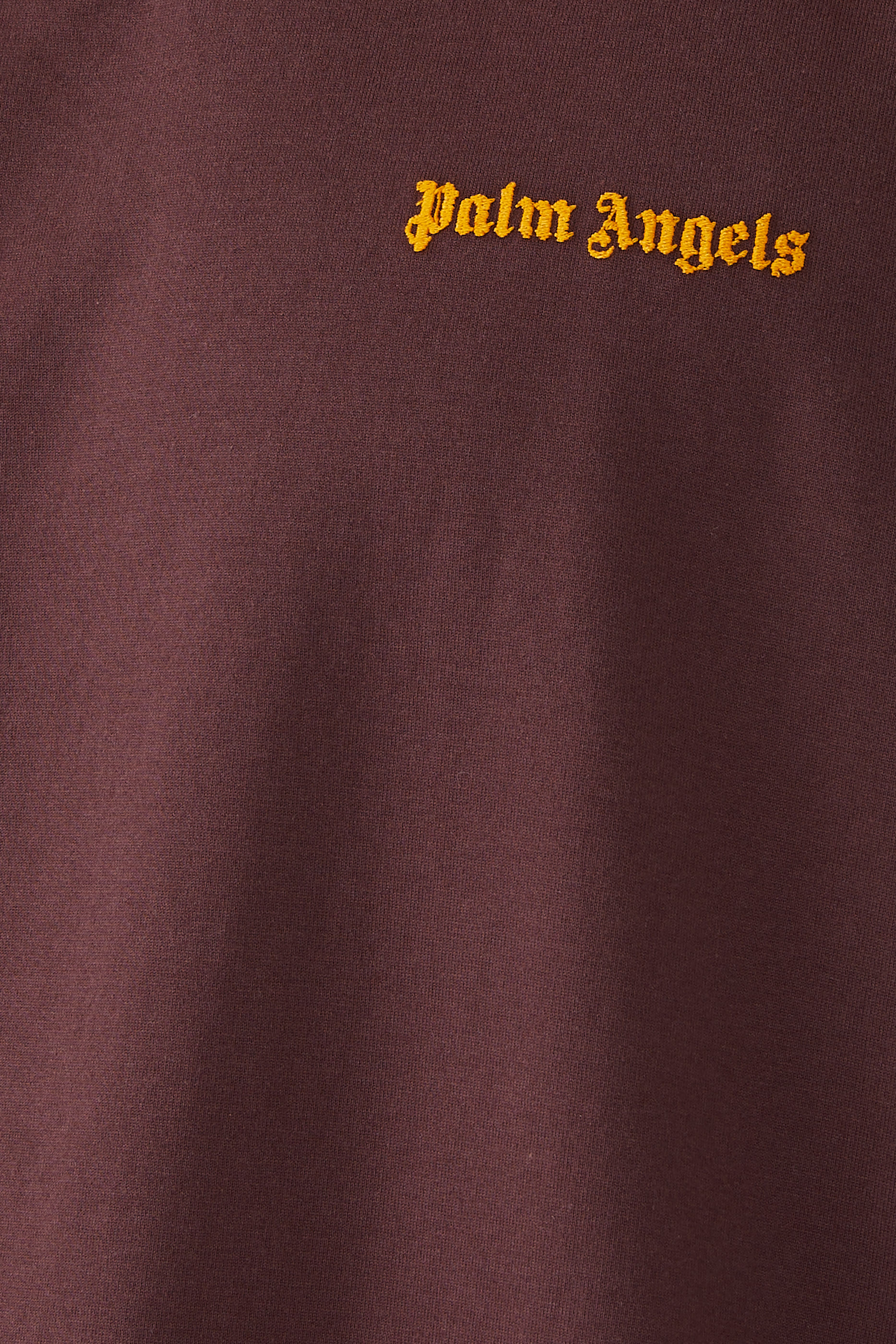 تيشيرت بشعار الماركة الكلاسيكي