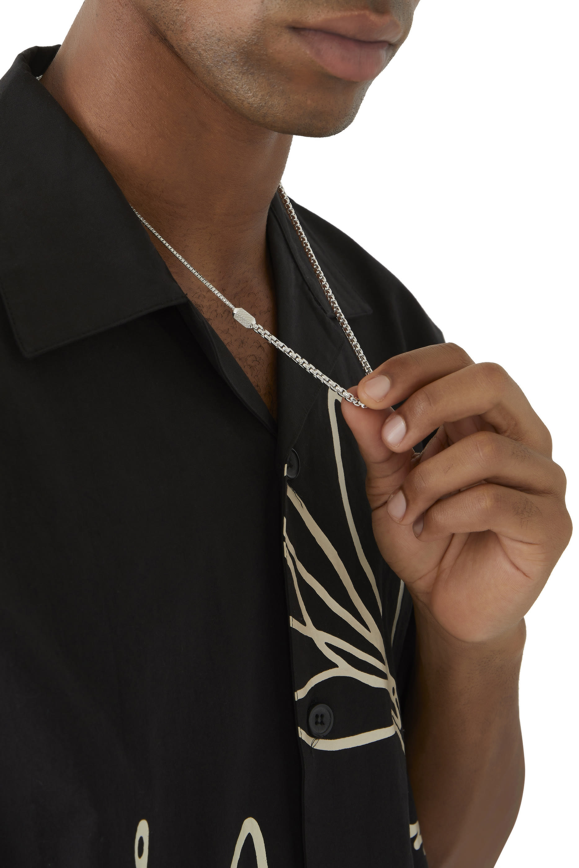 قلادة مزينة بشعار الماركة وحلقات سداسية مكعبة فضة إسترلينية