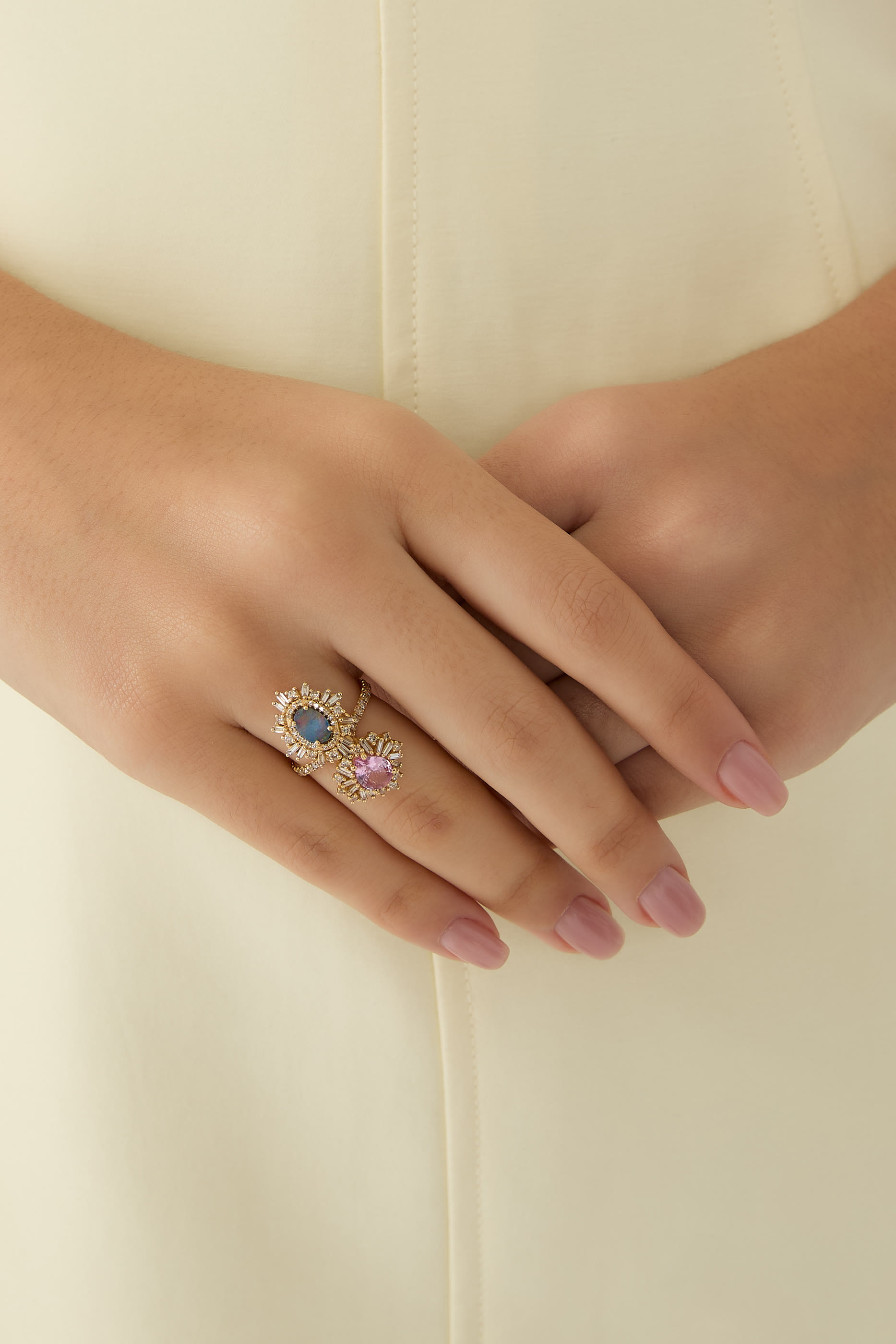 خاتم وان اوف أ كايند بتصميم دمعة متدلي مرصع بياقوت، أوبال مزدوج وماس، ذهب أصفر عيار 18