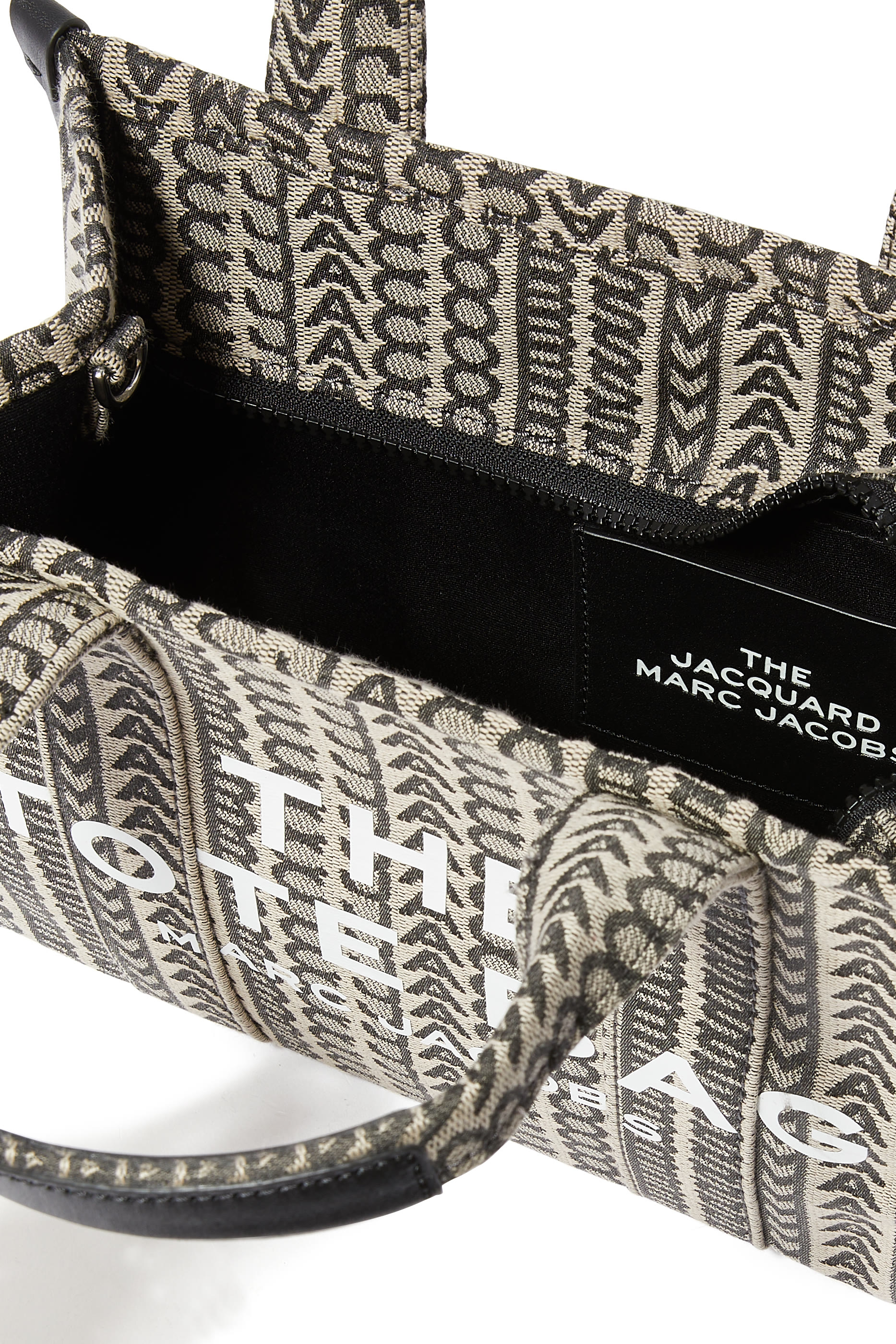 حقيبة يد صغيرة بشعار الماركة