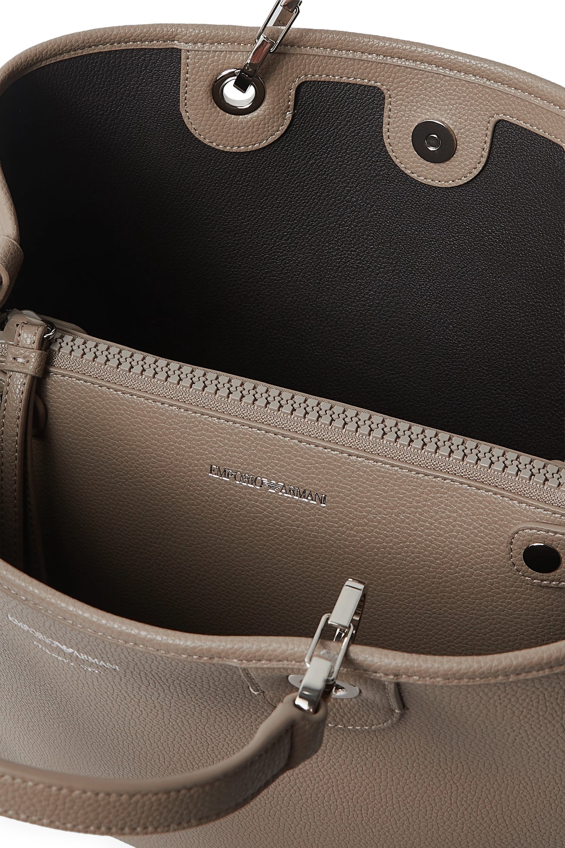 حقيبة يد بشعار الماركة