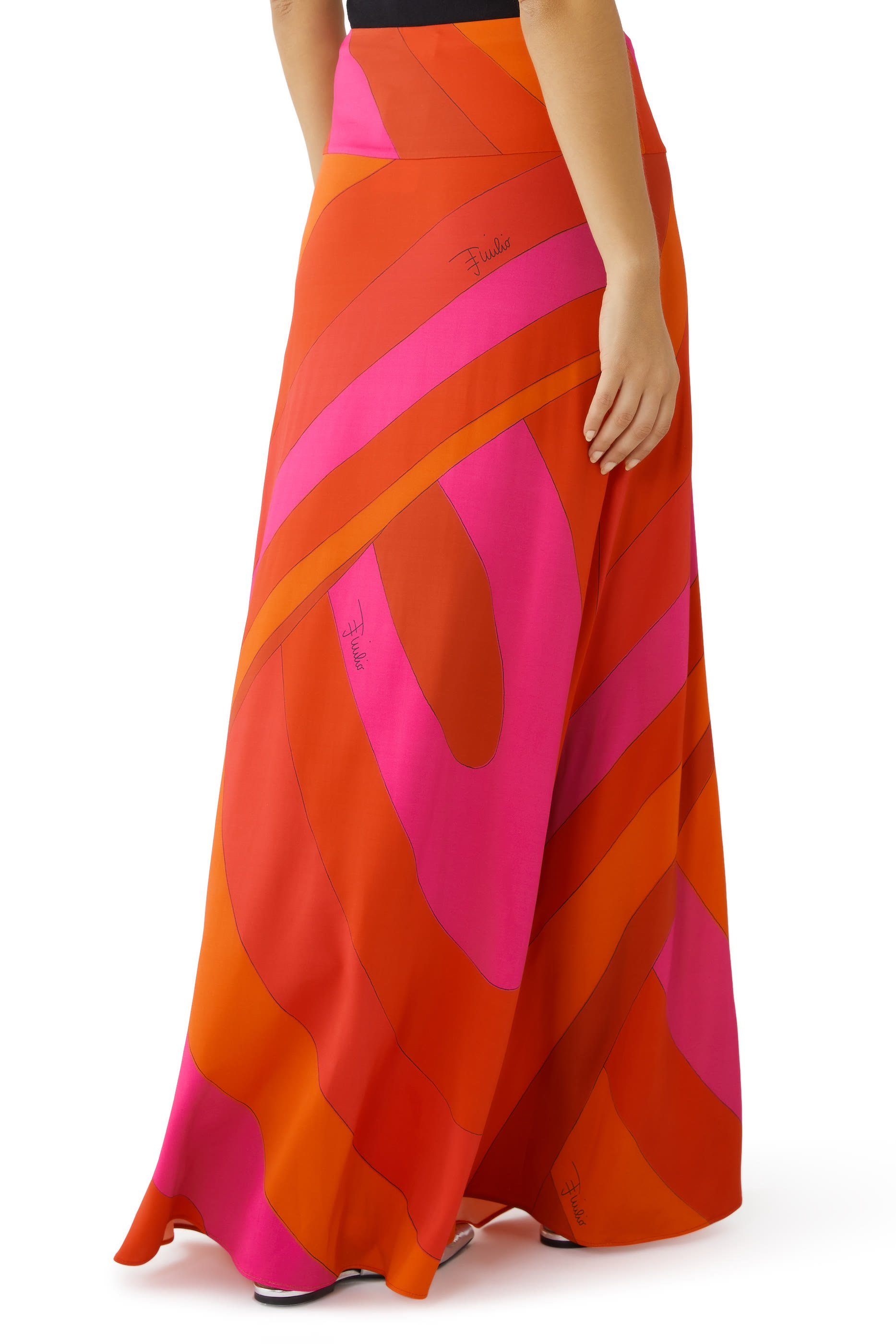 تنورة بطبعة إيرايد وشعار الماركة