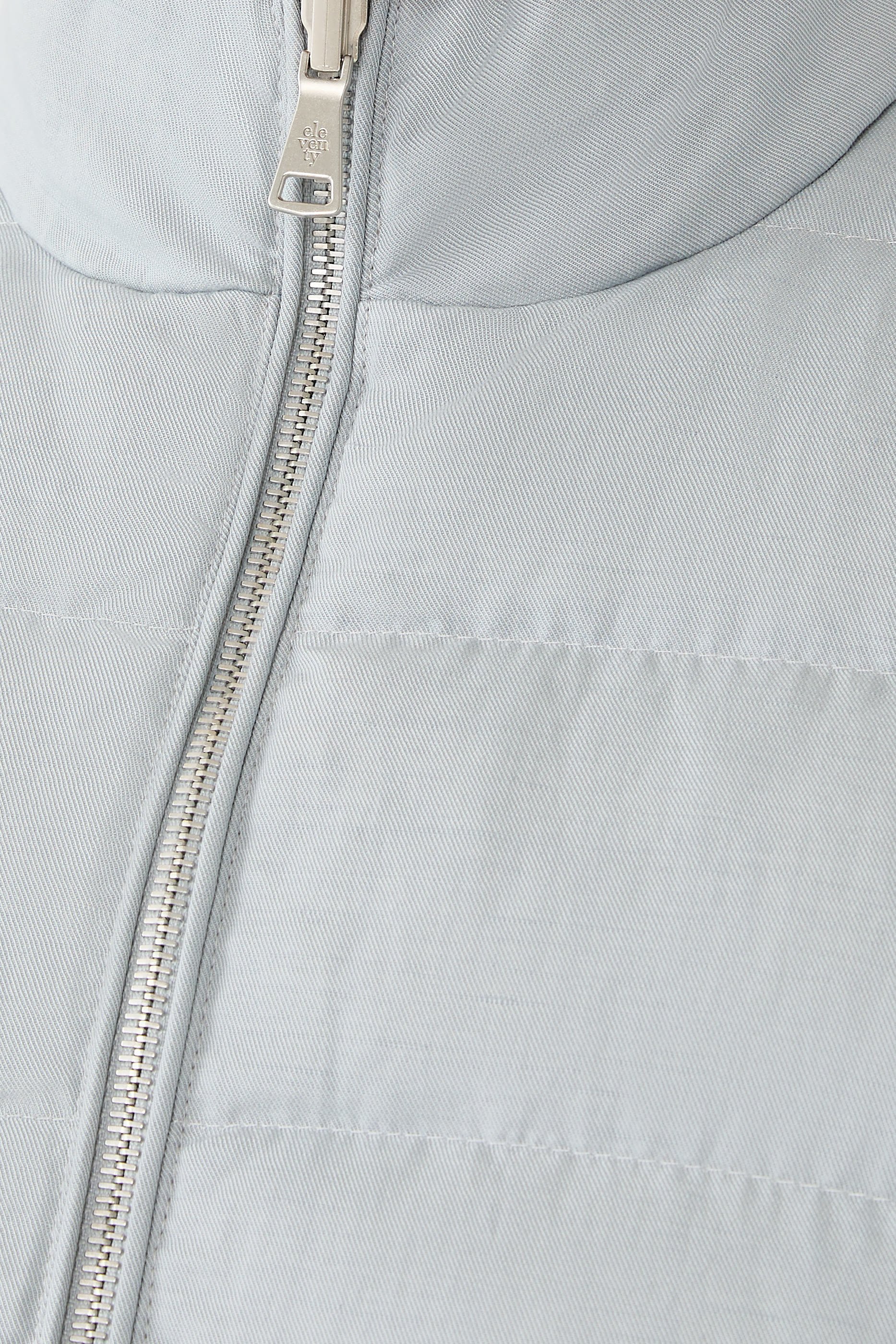 فيست بياقة عالية وتصميم بوجهين