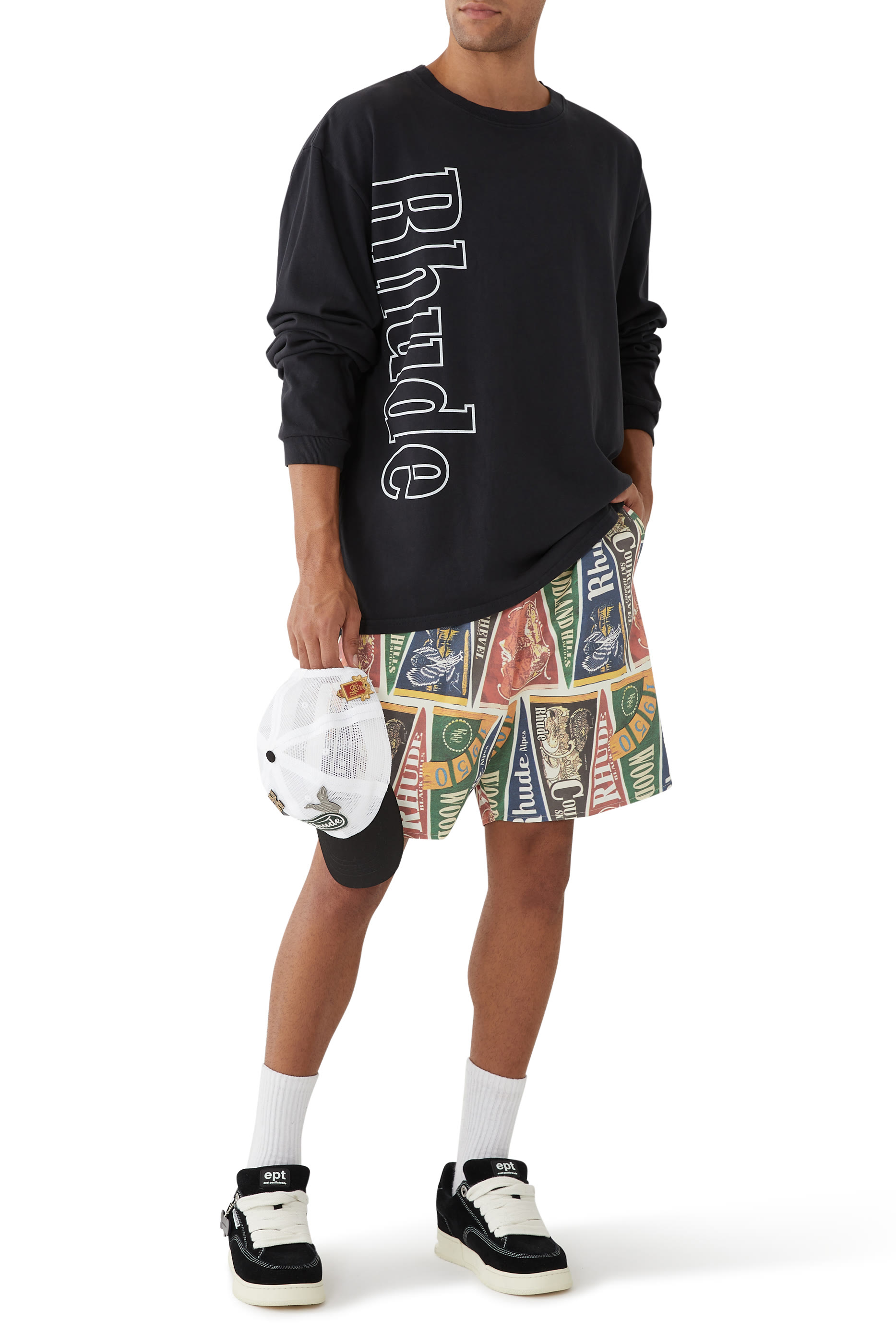 تيشيرت بأكمام طويلة وشعار الماركة المحفور على الجانب