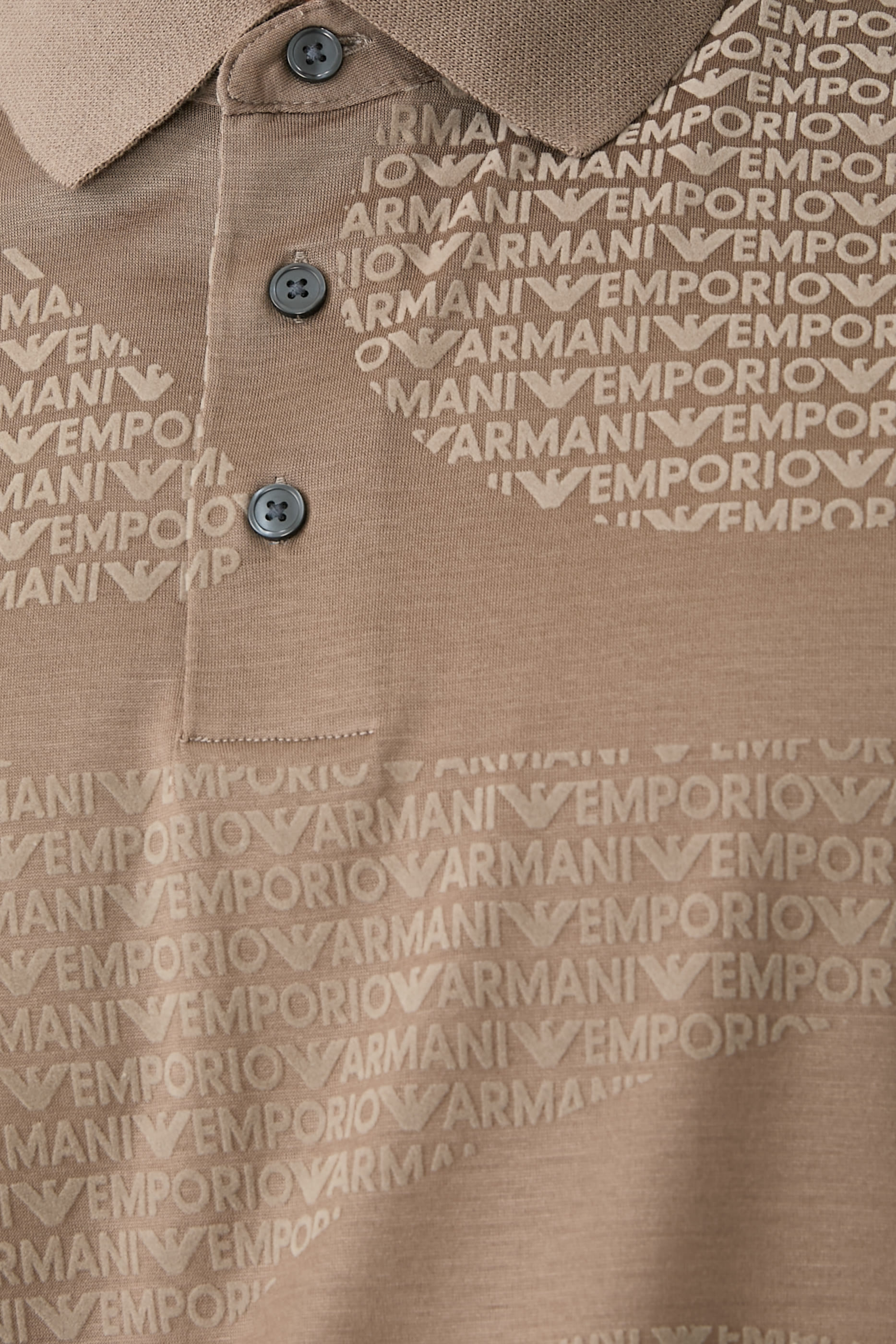 قميص بولو بشعار الماركة بالكامل