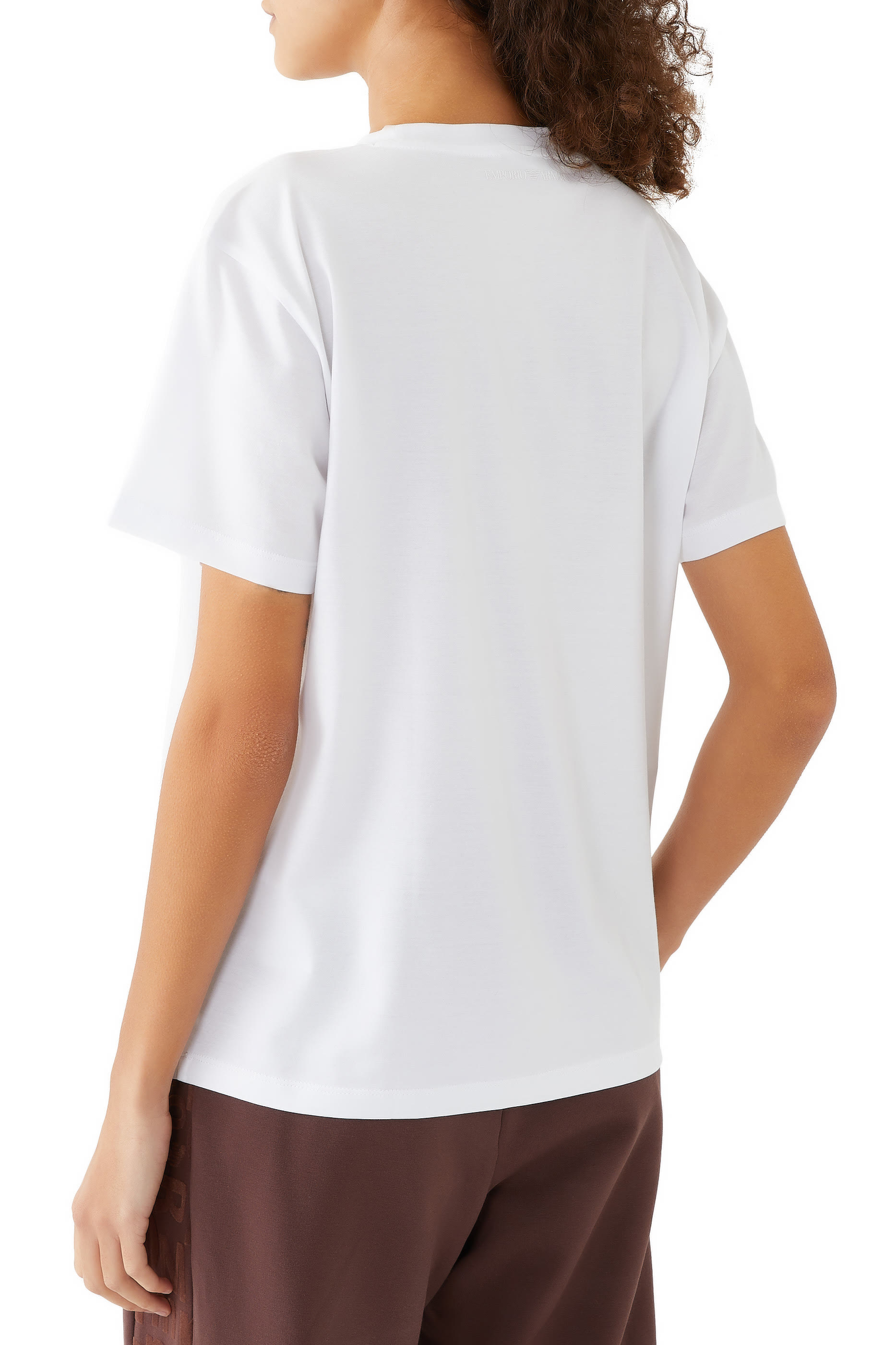 تيشيرت مطرز بقلب وشعار الماركة على الصدر