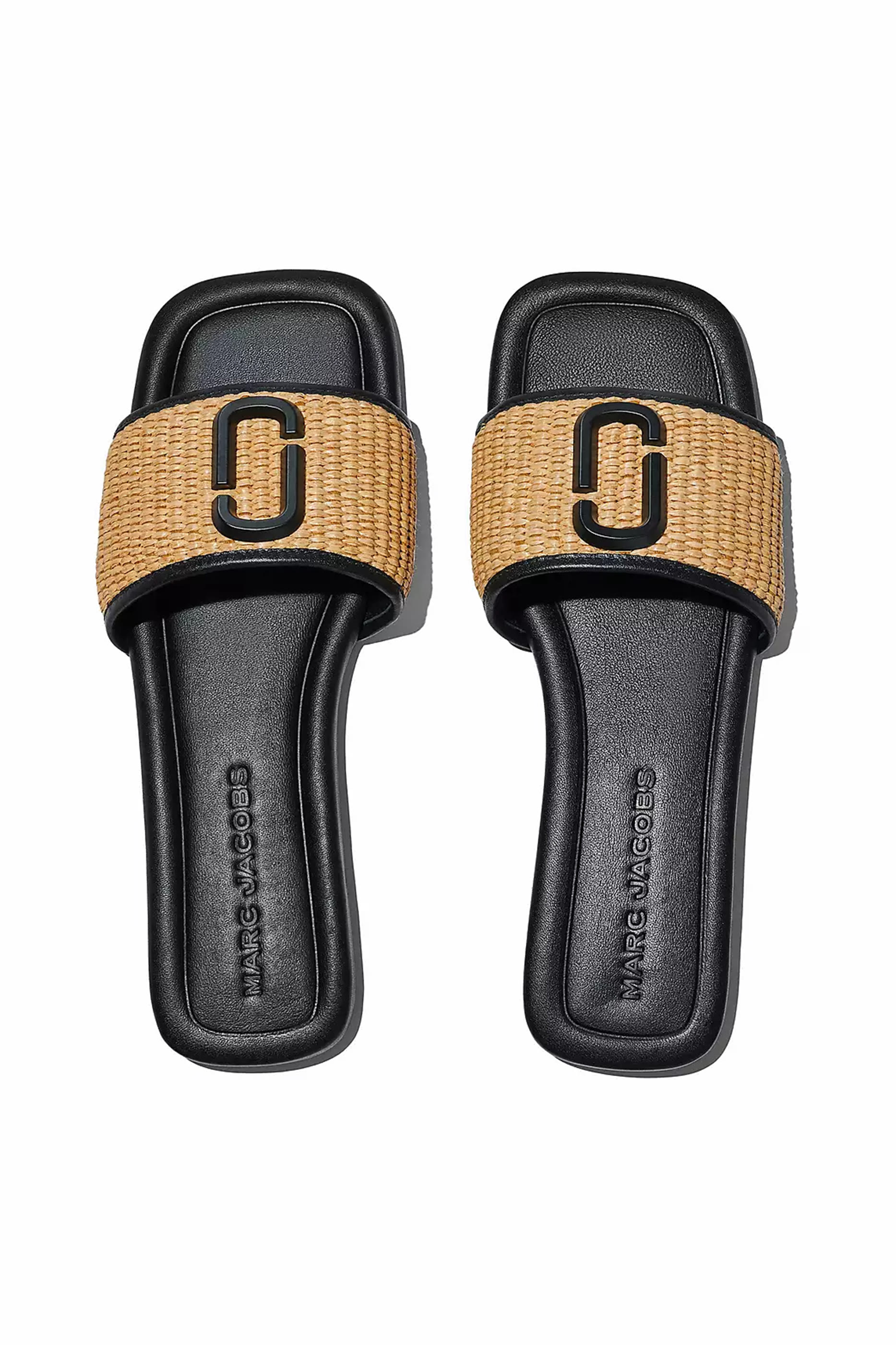 صندل منسوج بشعار الماركة