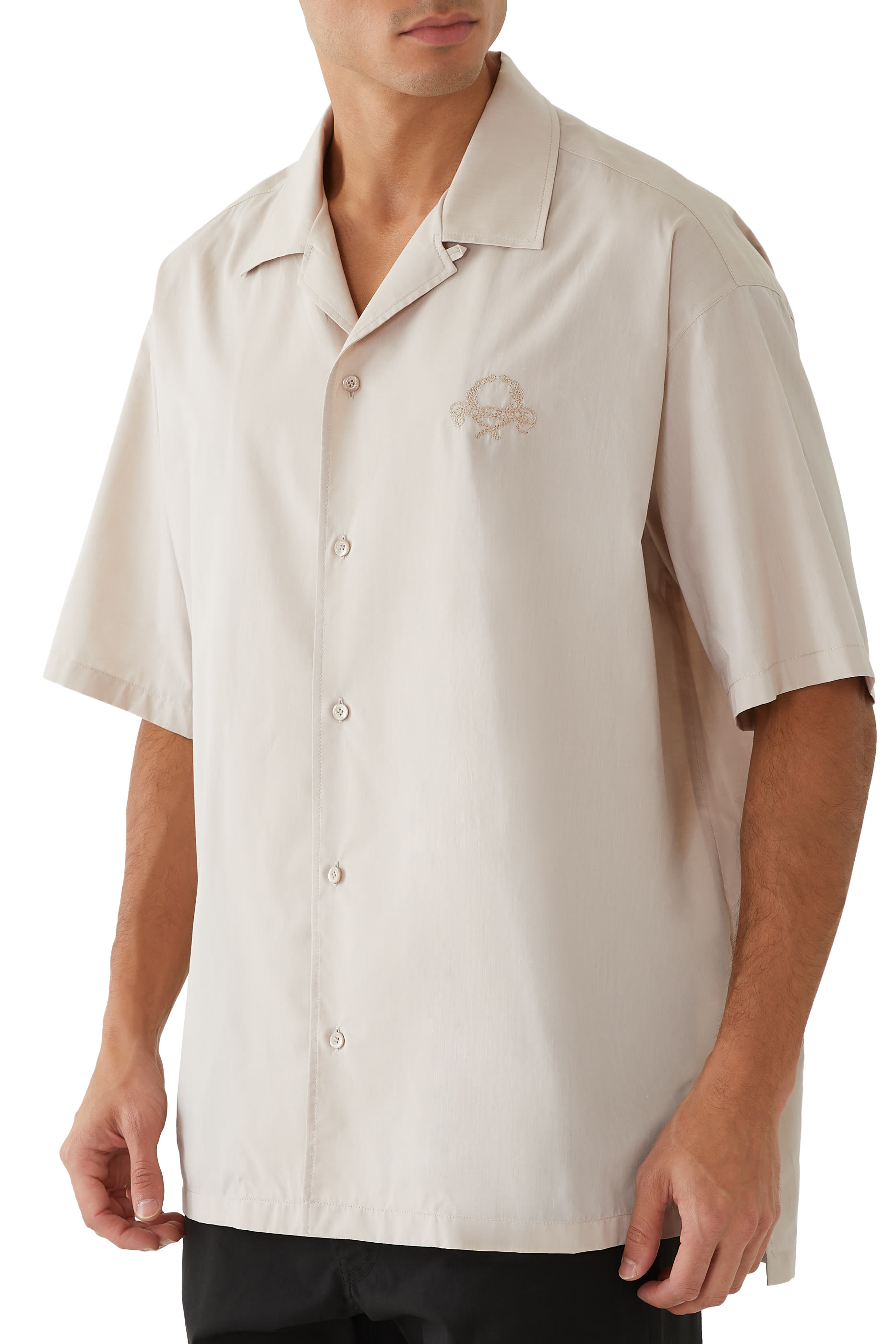 قميص بأكمام قصيرة مطرز بشعار الماركة