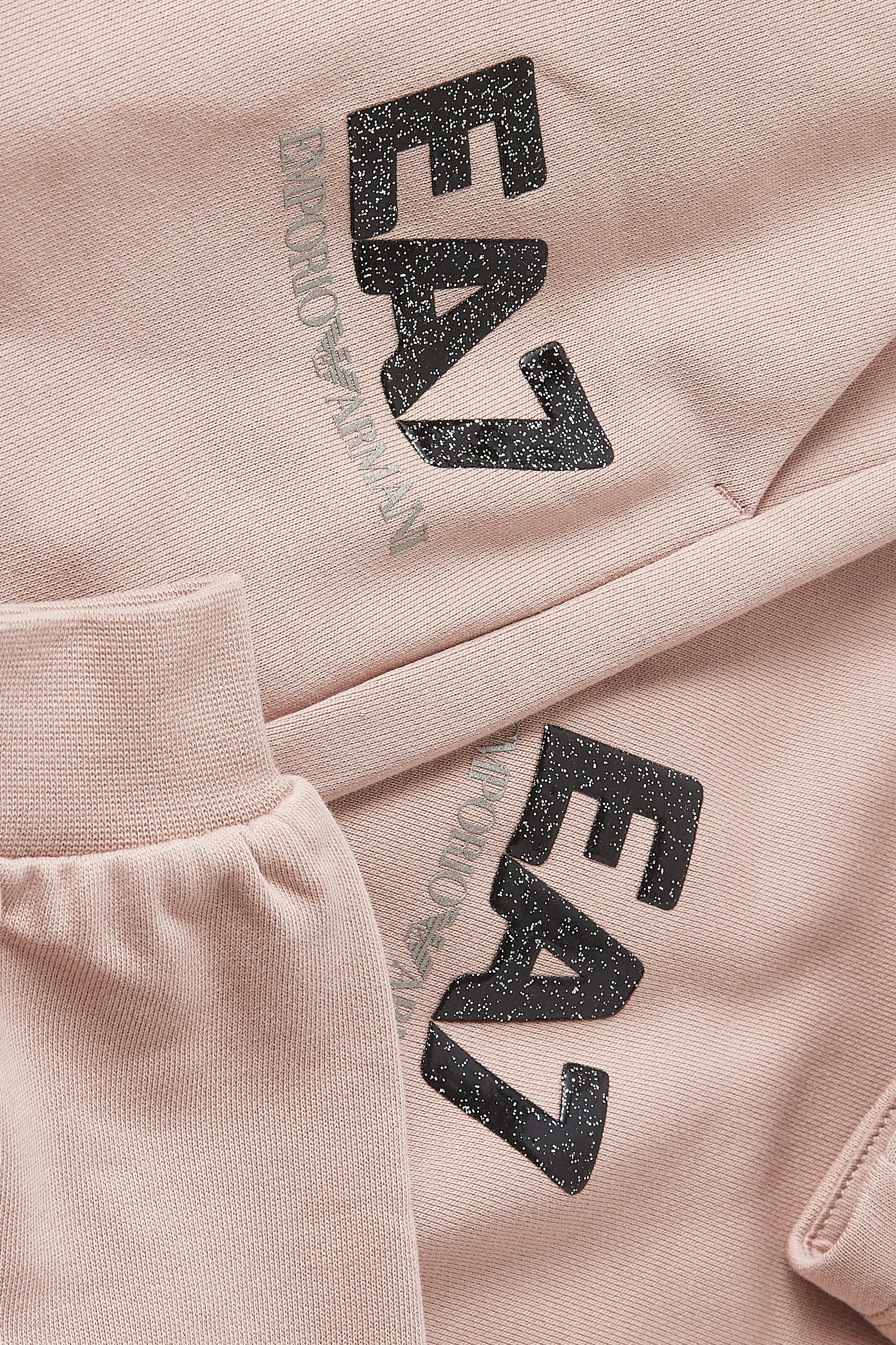 بدلة رياضية بشعار الماركة للأطفال