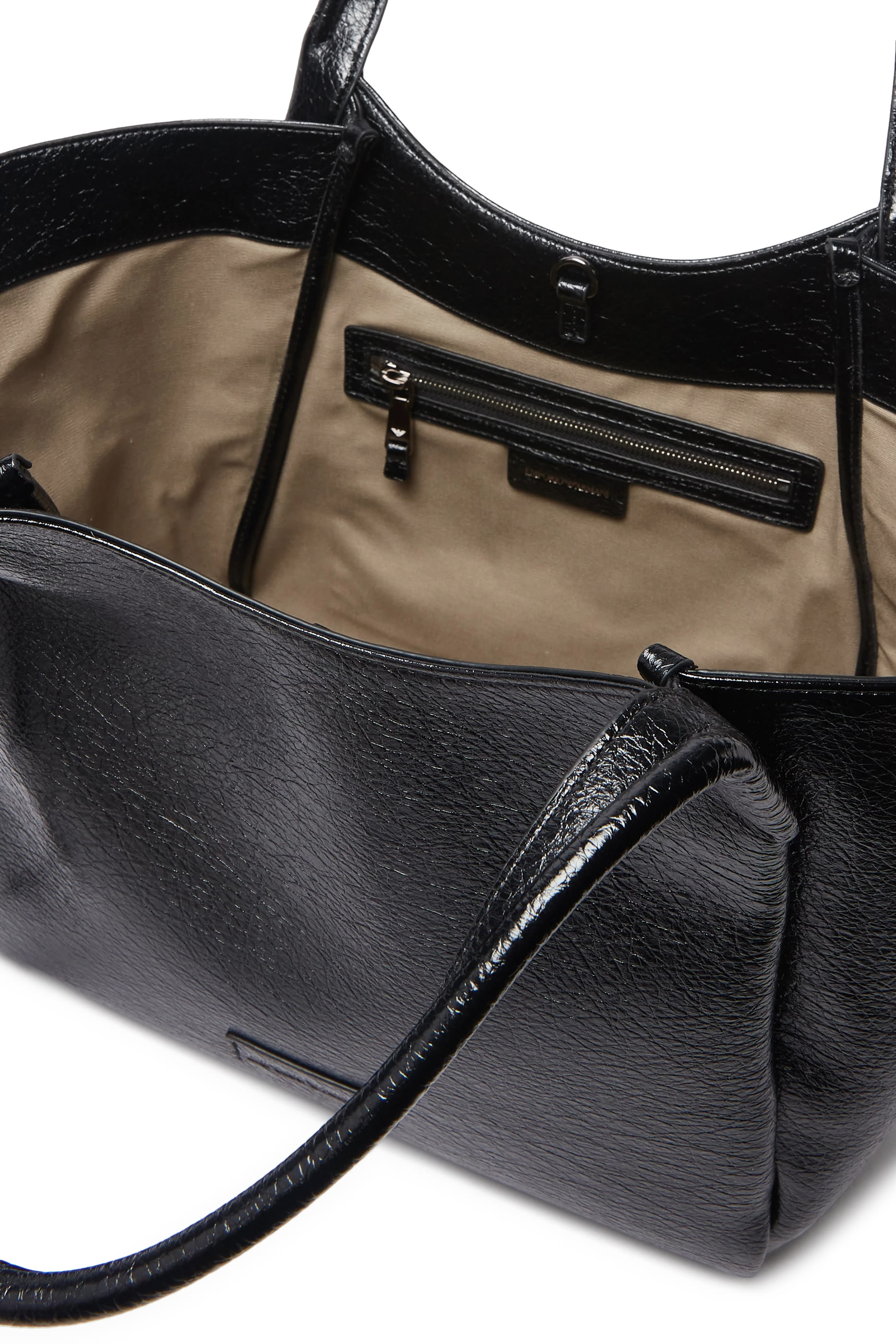 حقيبة يد بحلية بشعار الماركة