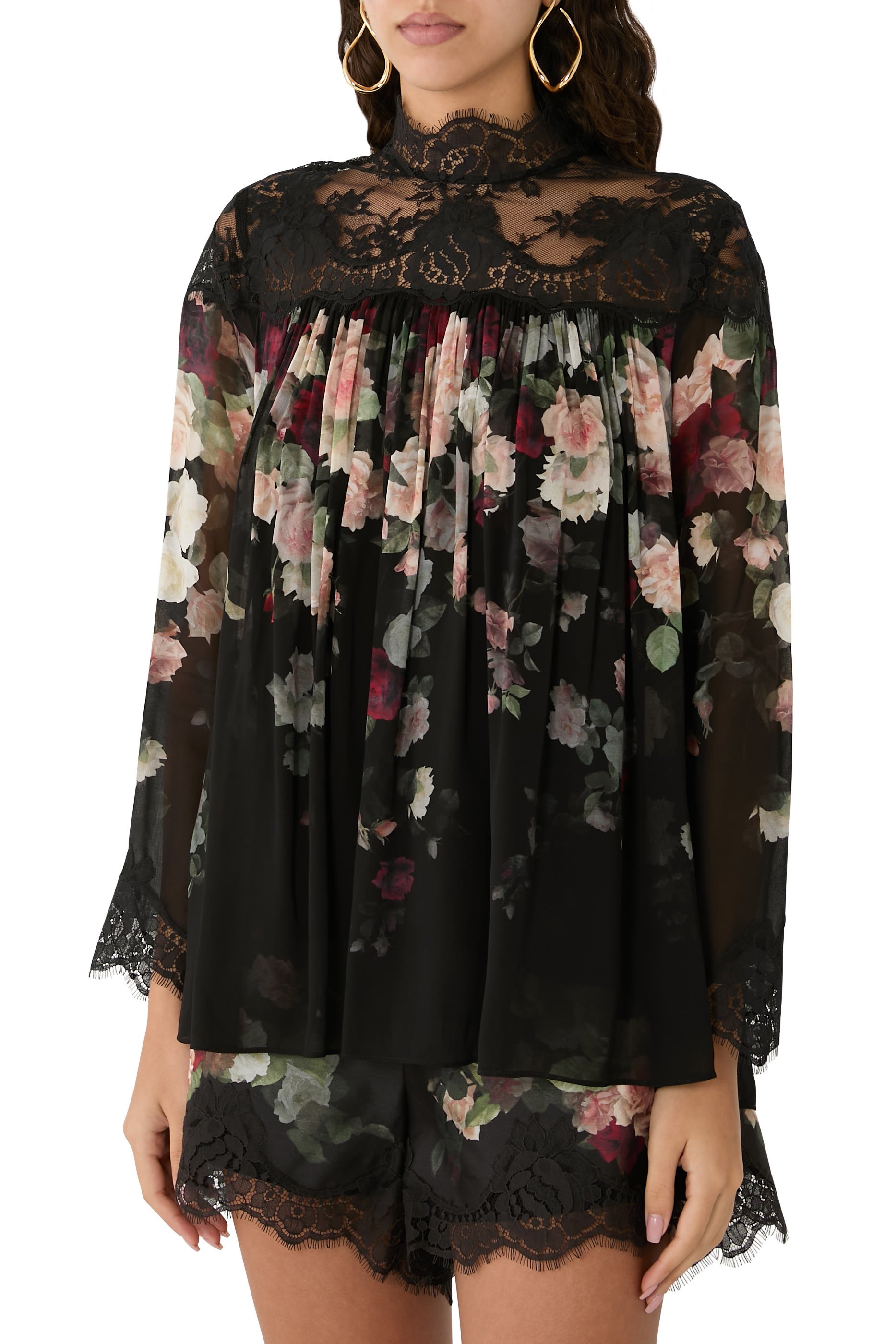 بلوزة بطيات ونقشة زهور دانتيل