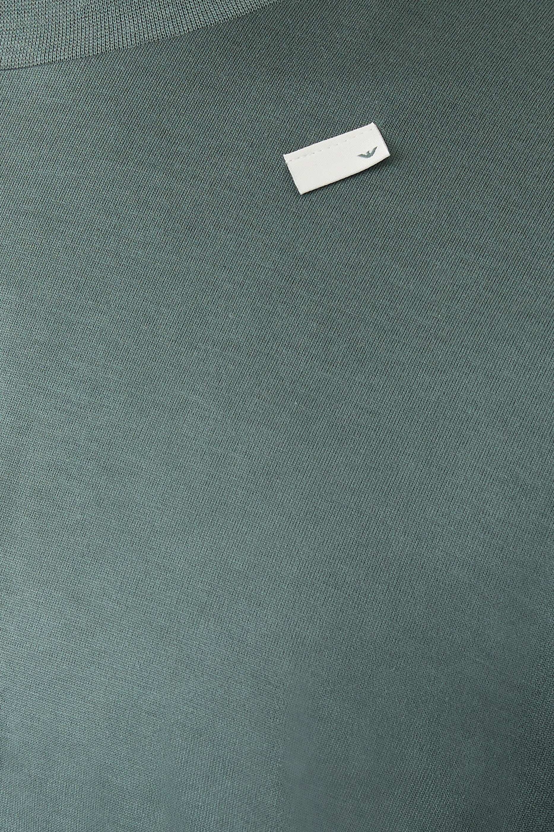 تيشيرت بقصة واسعة ورقعة شعار الماركة صغيرة