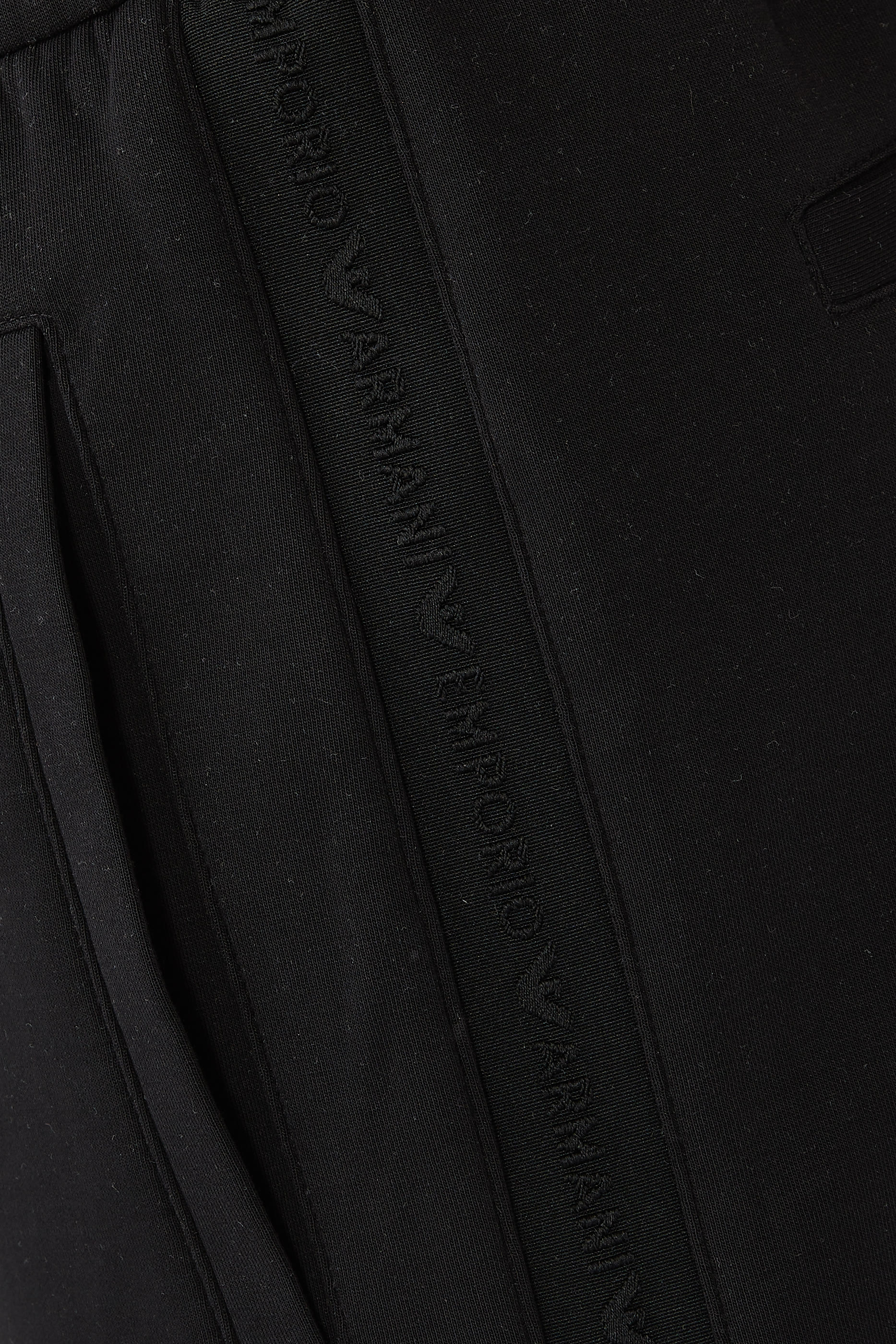 شورت بحزام خصر بشعار الماركة