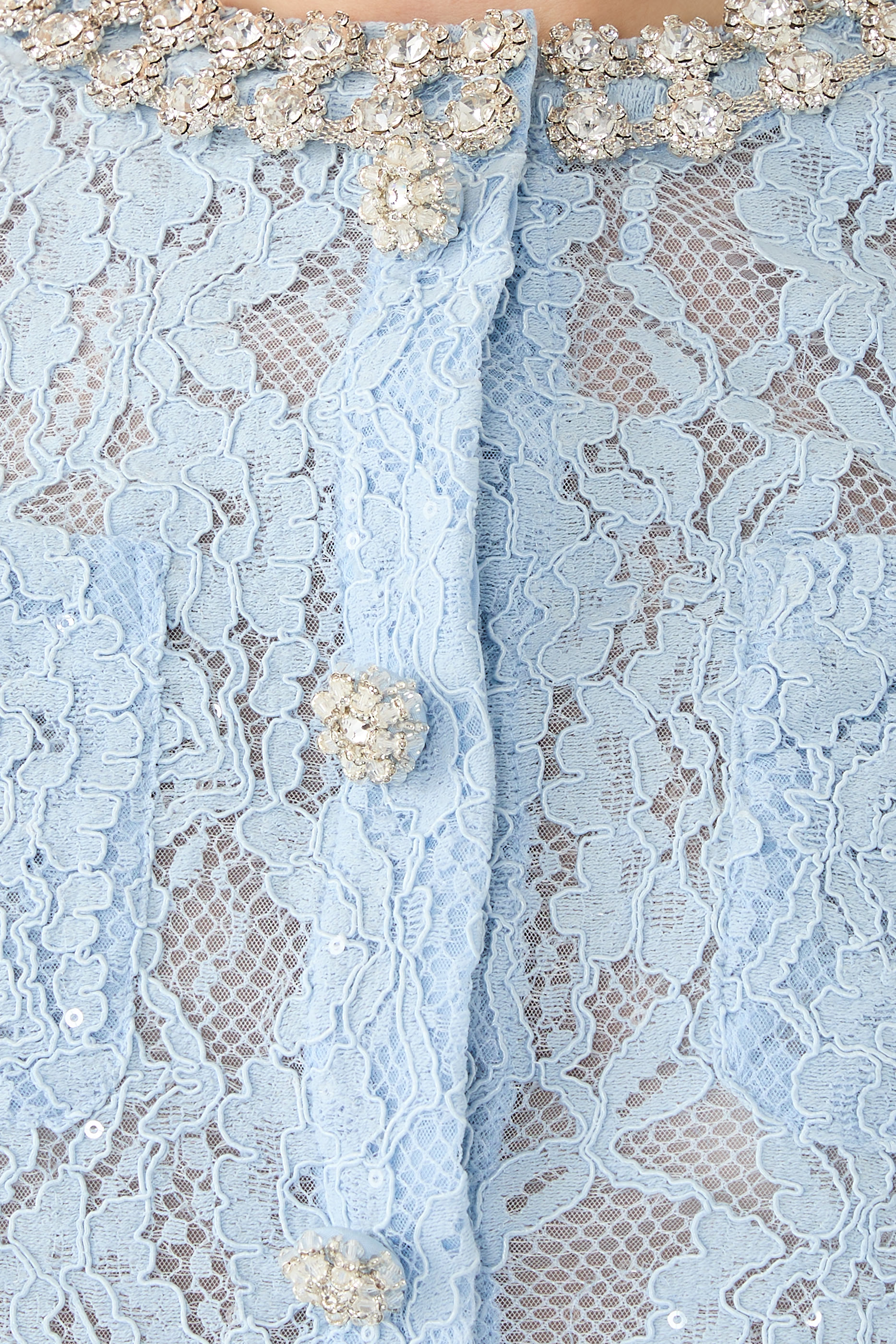 بلوزة بحلي ودانتيل