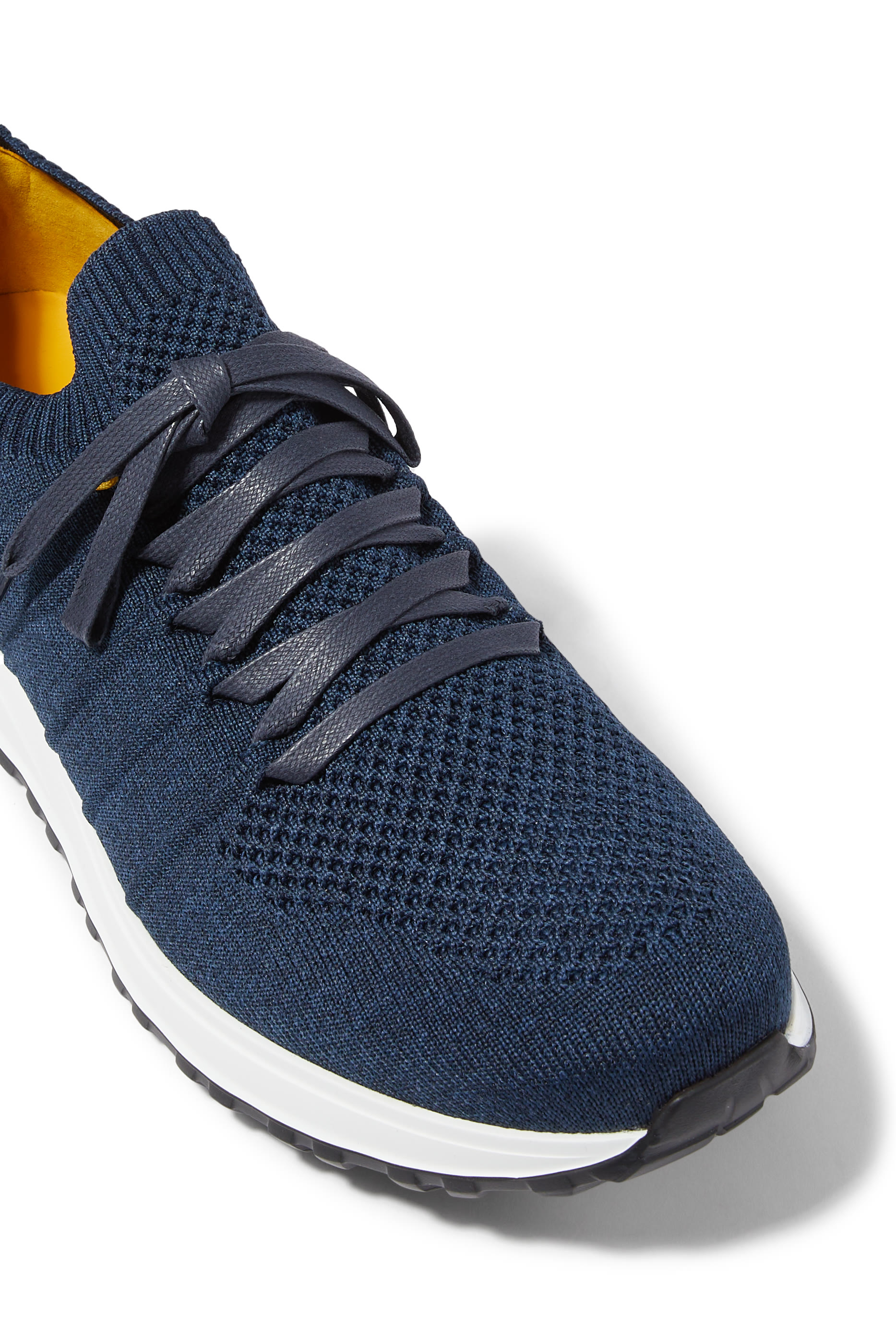 سنيكرز قماش معالج وجلد