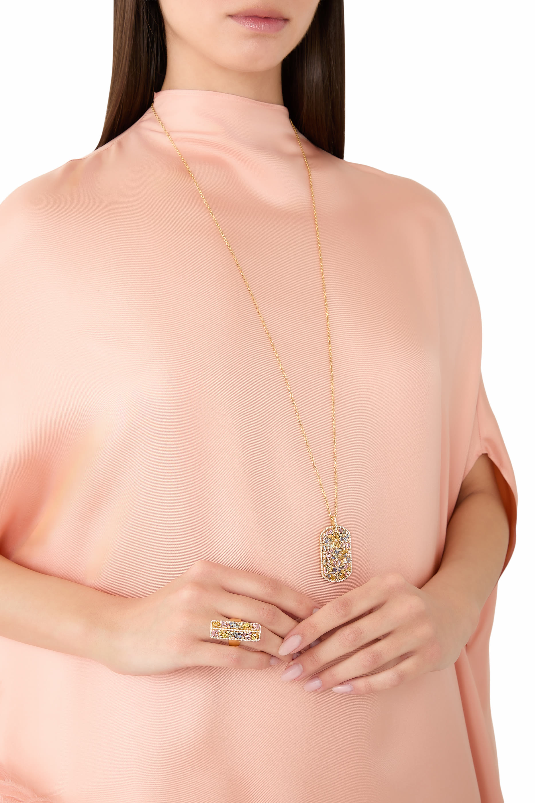 قلادة فاير وركس بدلاية بتصميم شارة كبيرة مرصعة بالماس والياقوت، ذهب أصفر عيار 18