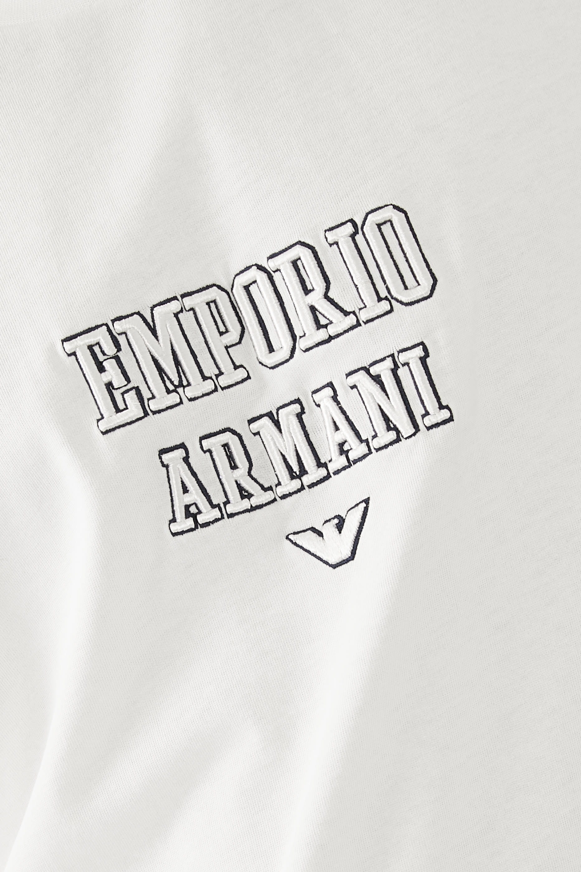 تيشيرت بشعار الماركة بحجم كبير