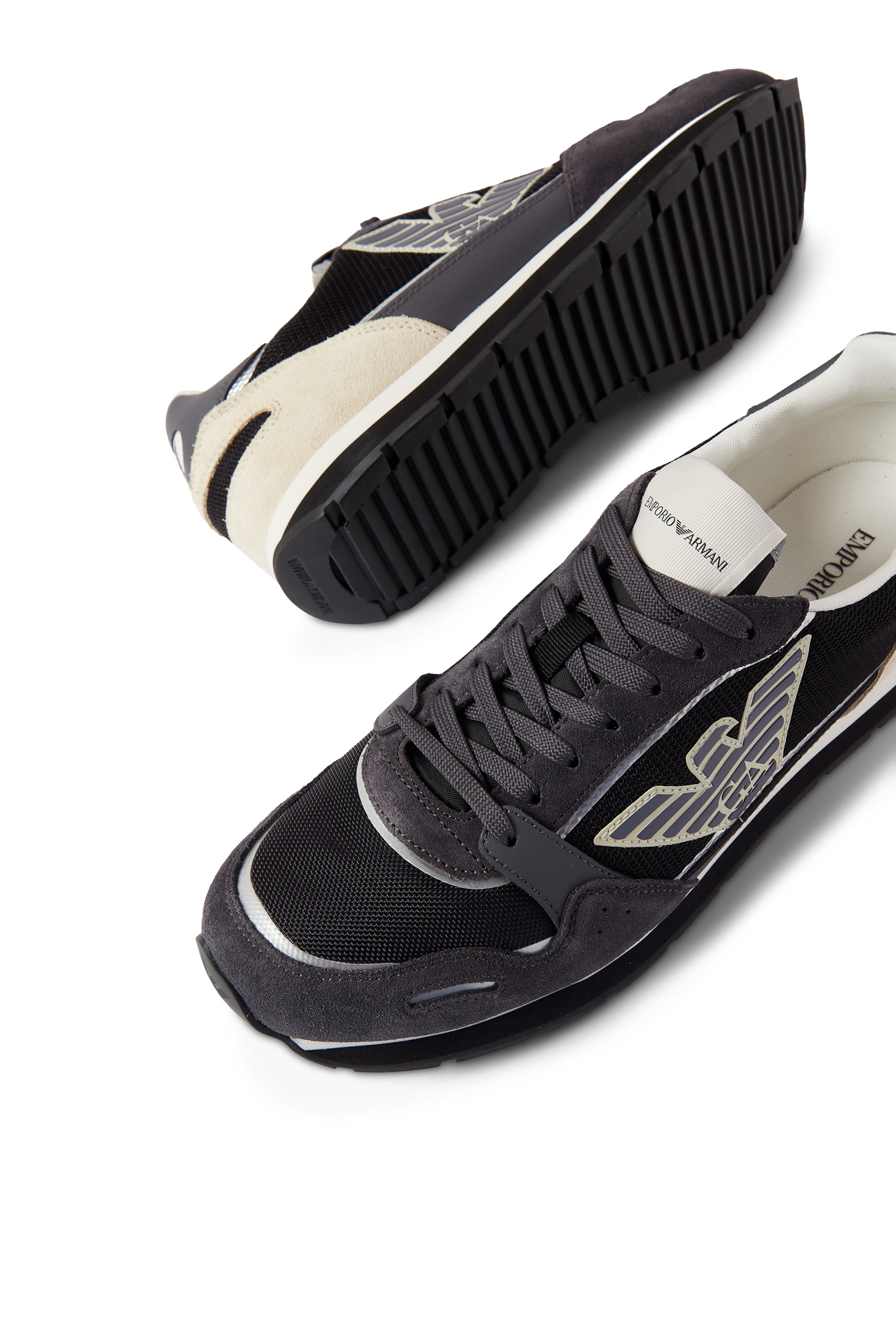 سنيكرز بأربطة