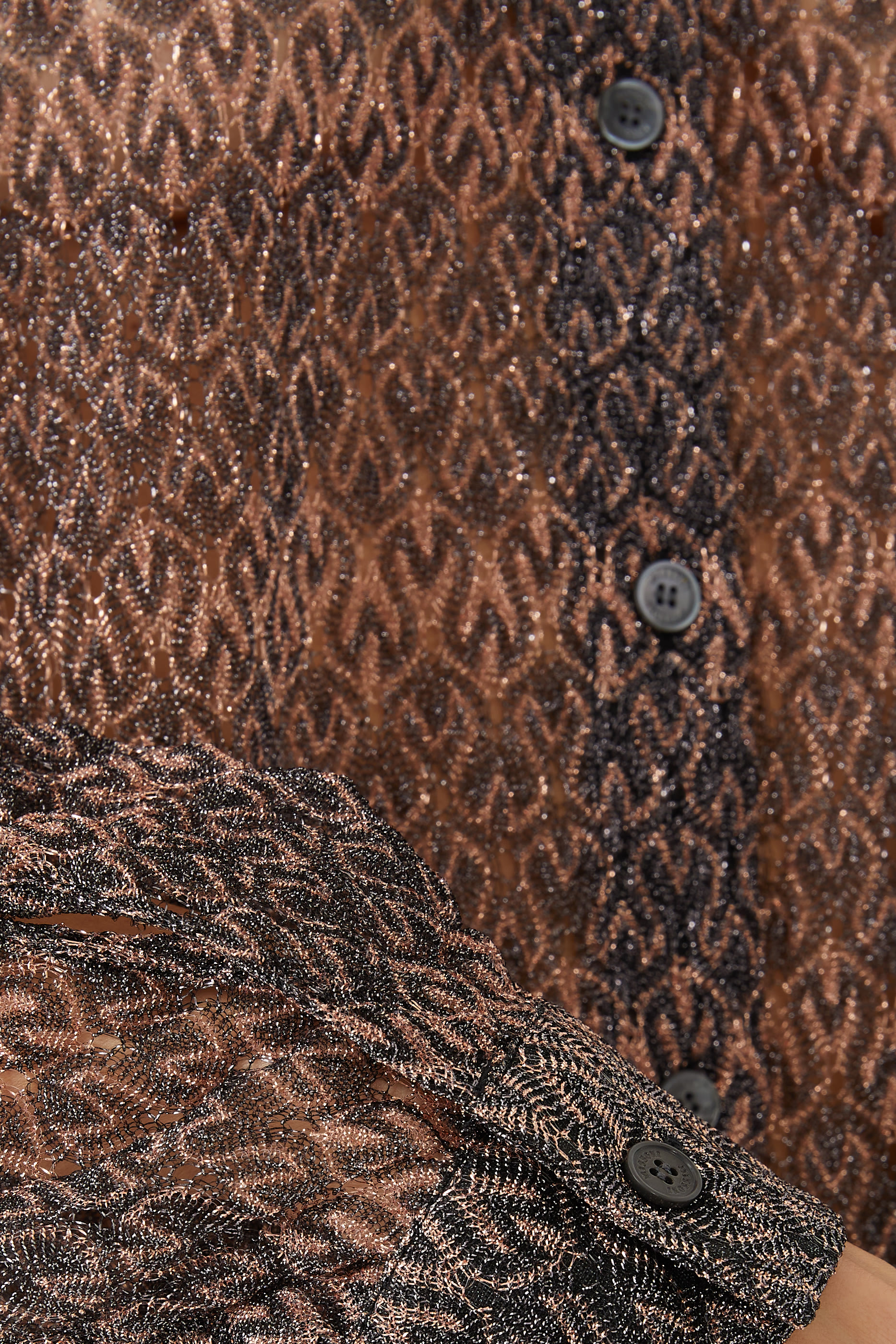 قميص منسوج بنقشة خطوط متعرجة لامعة