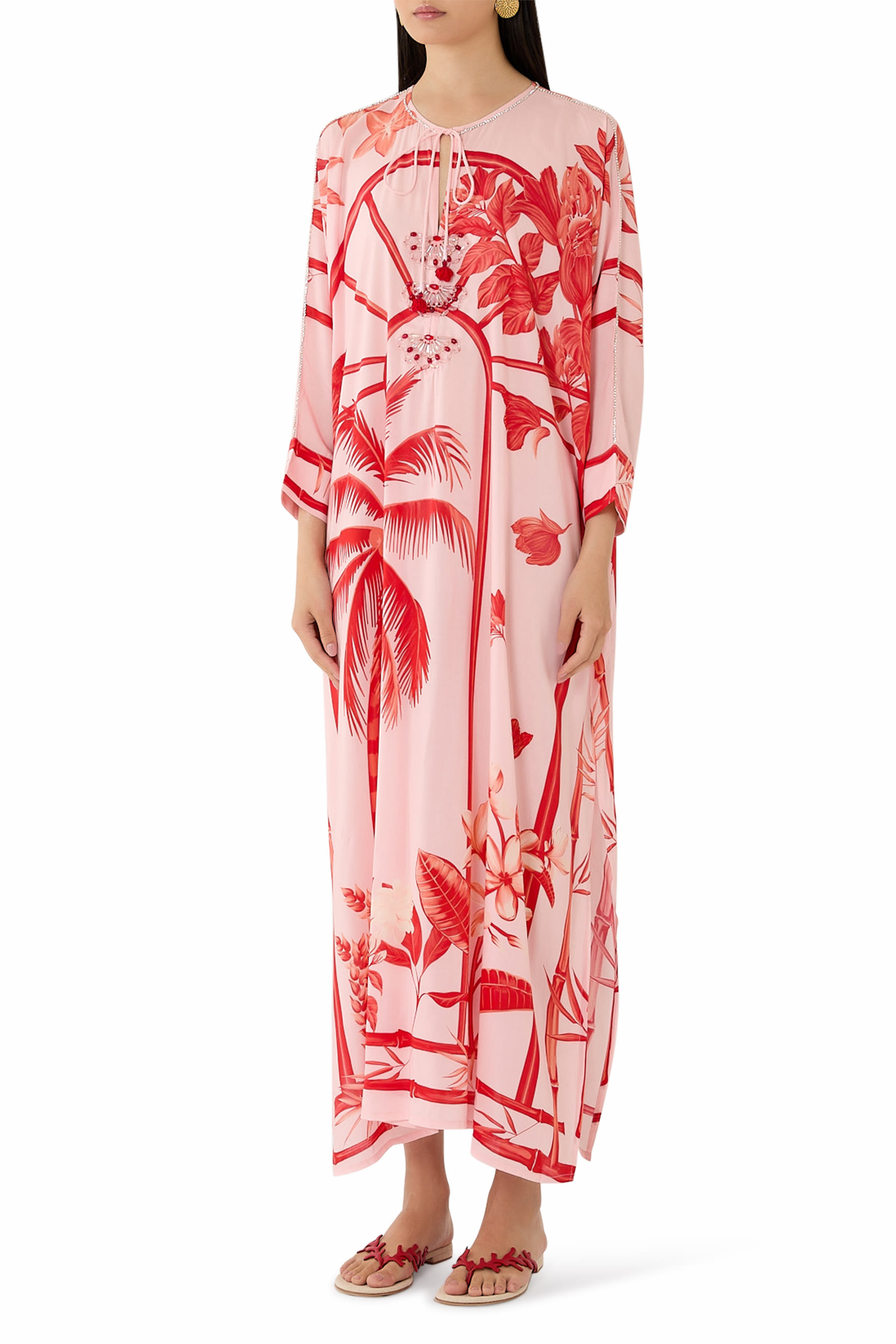 فستان بأكمام بتصميم جناح خفاش بحلي