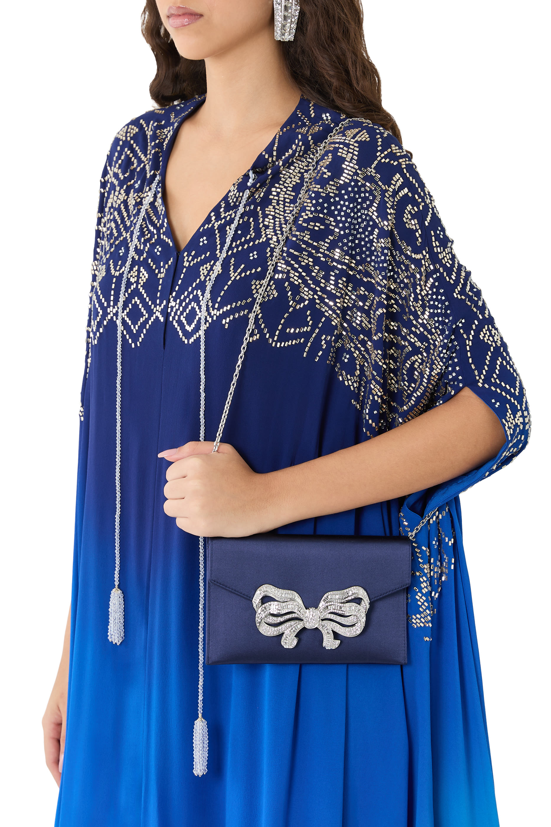 كلاتش بتصميم ظرف مزين بتفاصيل ربطة فيونكة ساتان