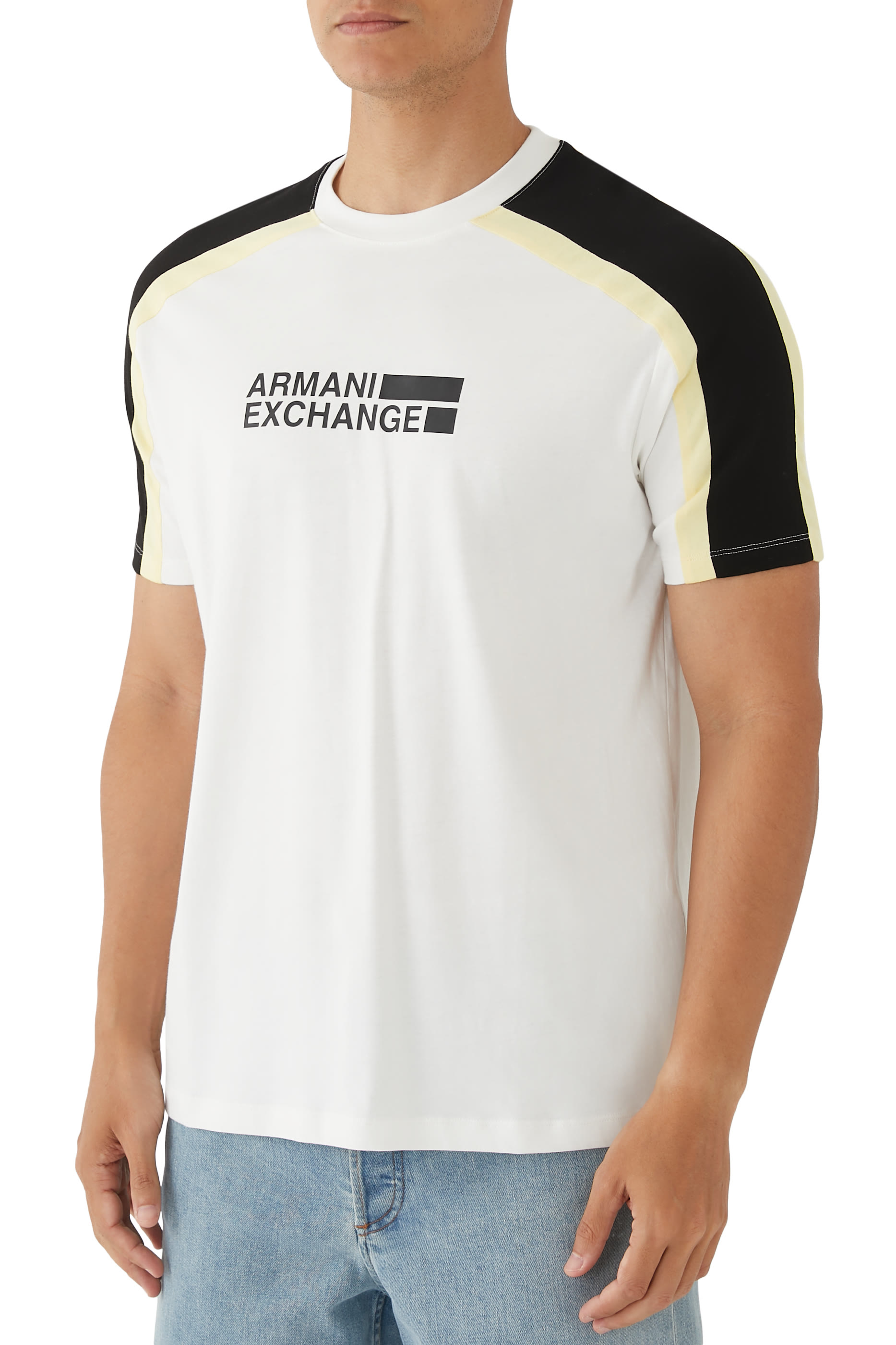 تيشيرت بياقة ضيقة بنقشة شعار الماركة