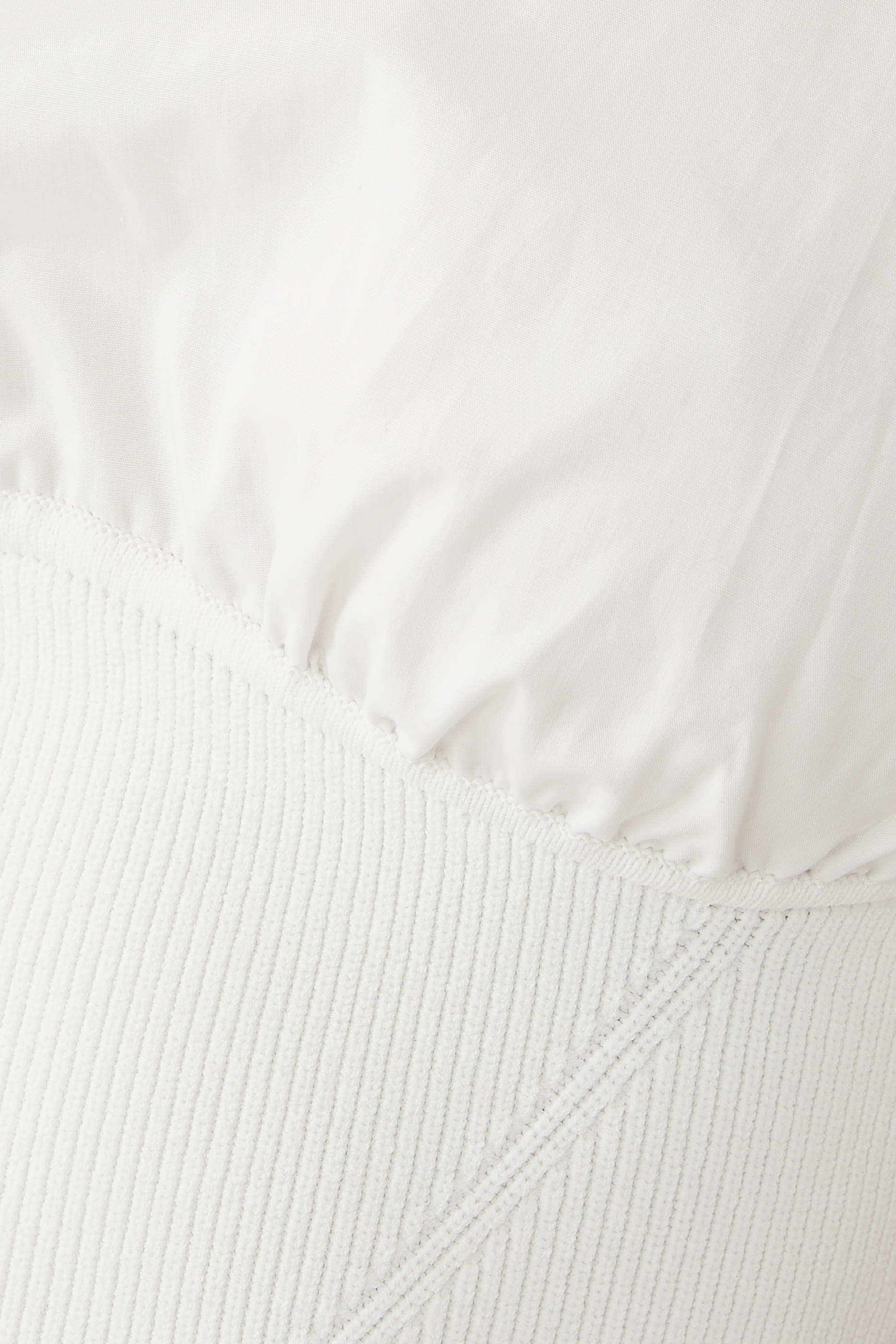 بلوزة ادير قصيرة بياقة ضيقة