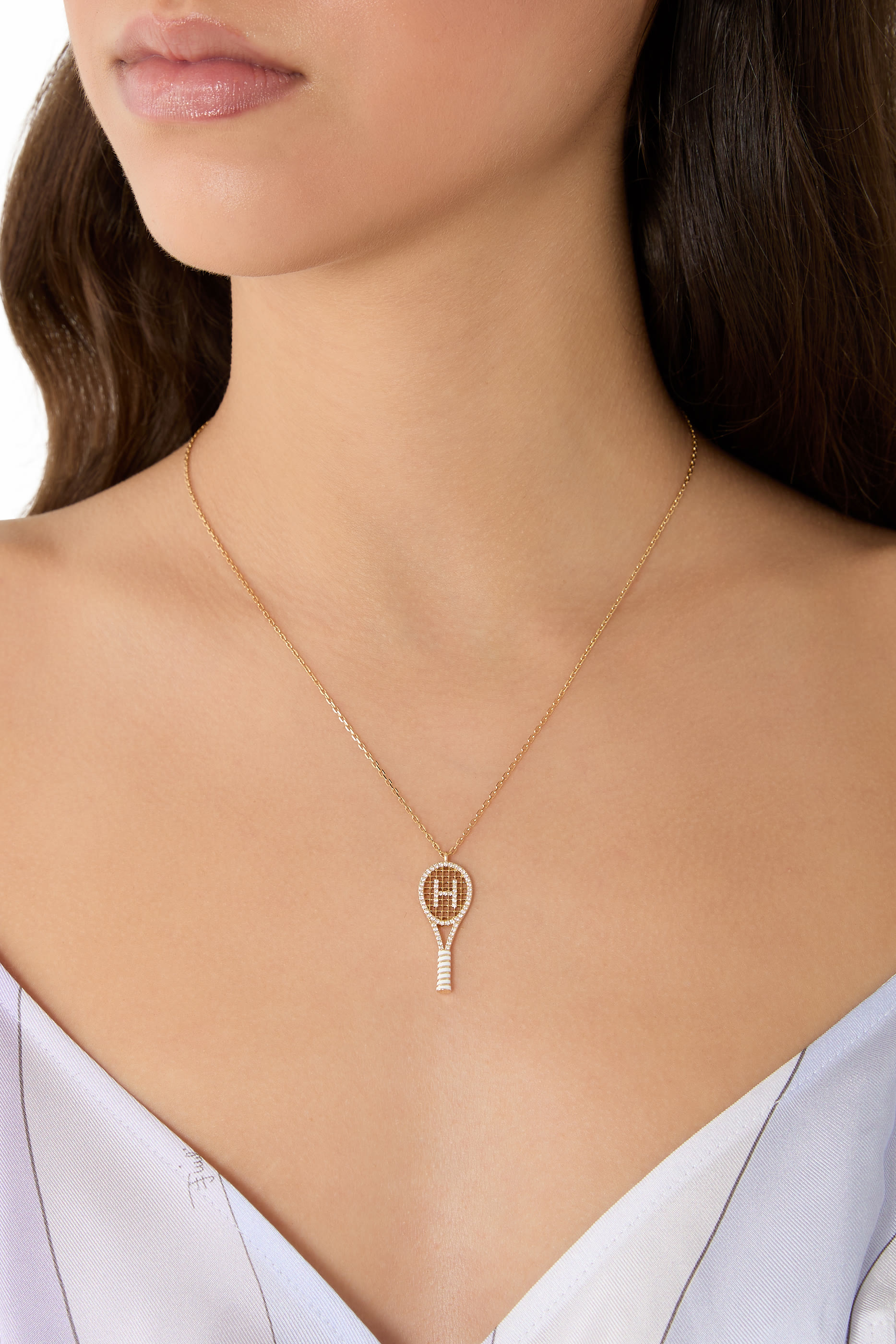 قلادة بدلاية بتصميم مضرب تنس مزينة بالماس وحرف H، ذهب أصفر عيار 18 ومينا