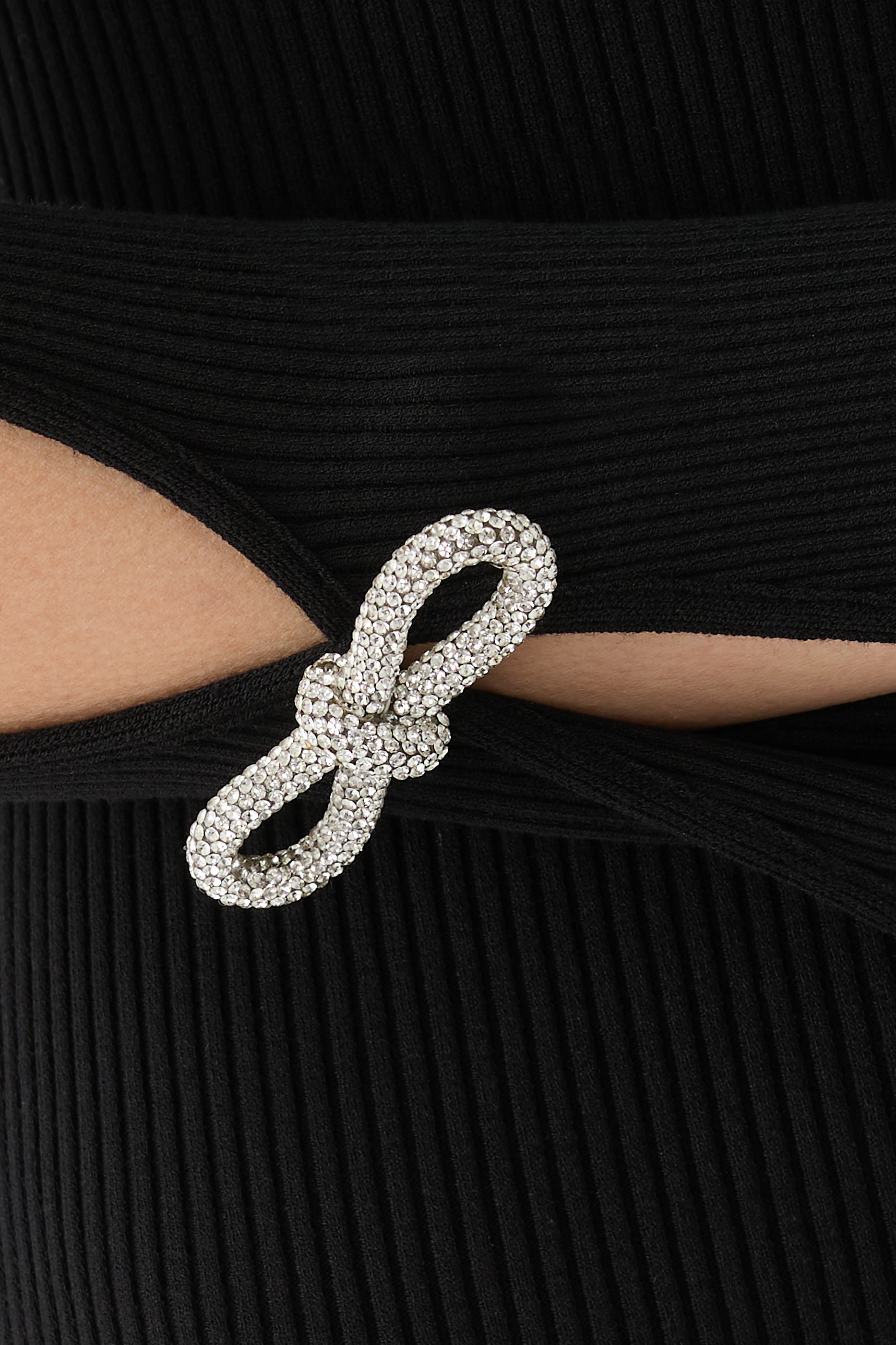 فستان طويل بأكمام مزينة بربطات فيونكة وبفتحات