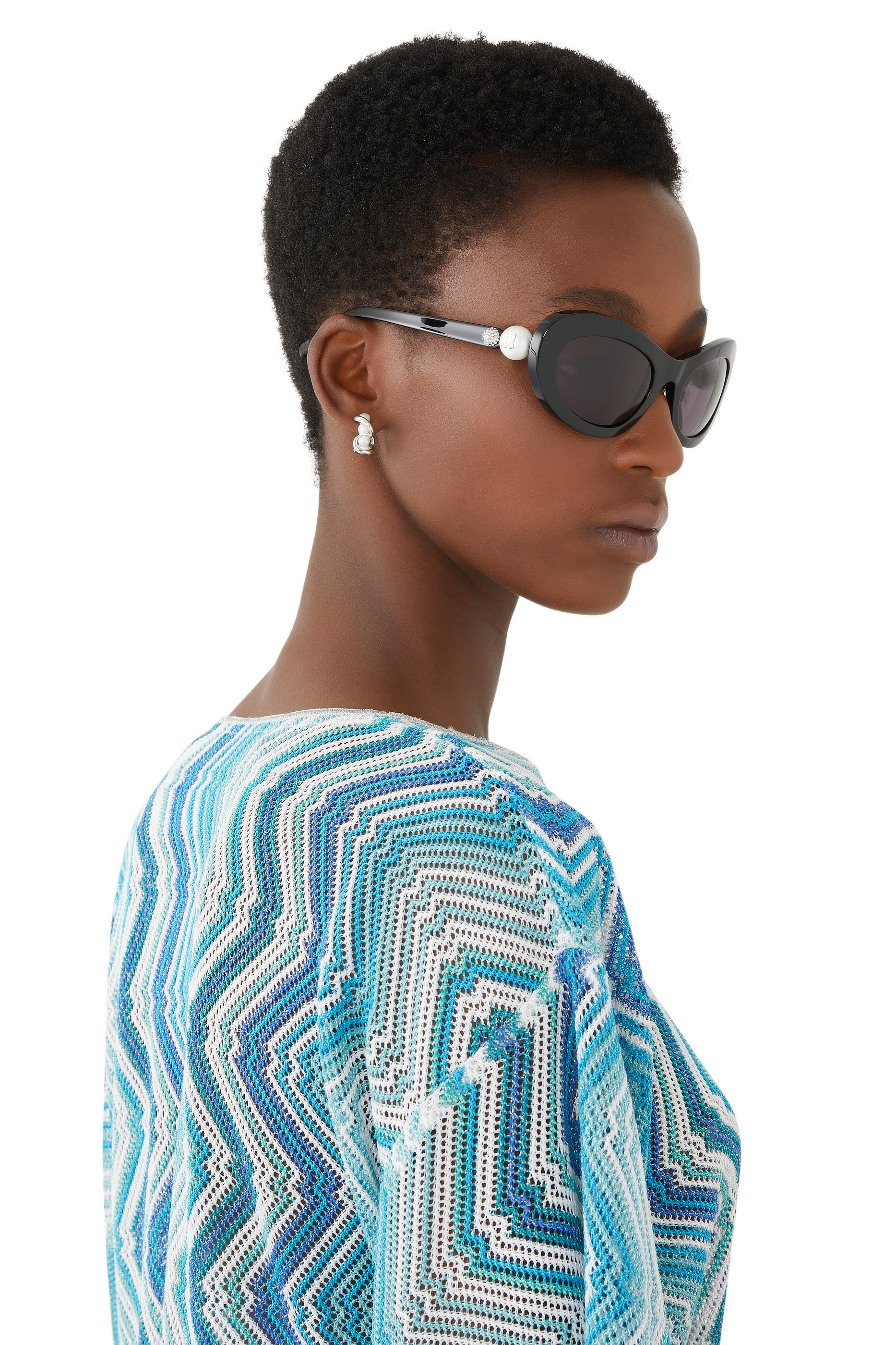 نظارة شمسية بإطار بيضاوي واللؤلؤ