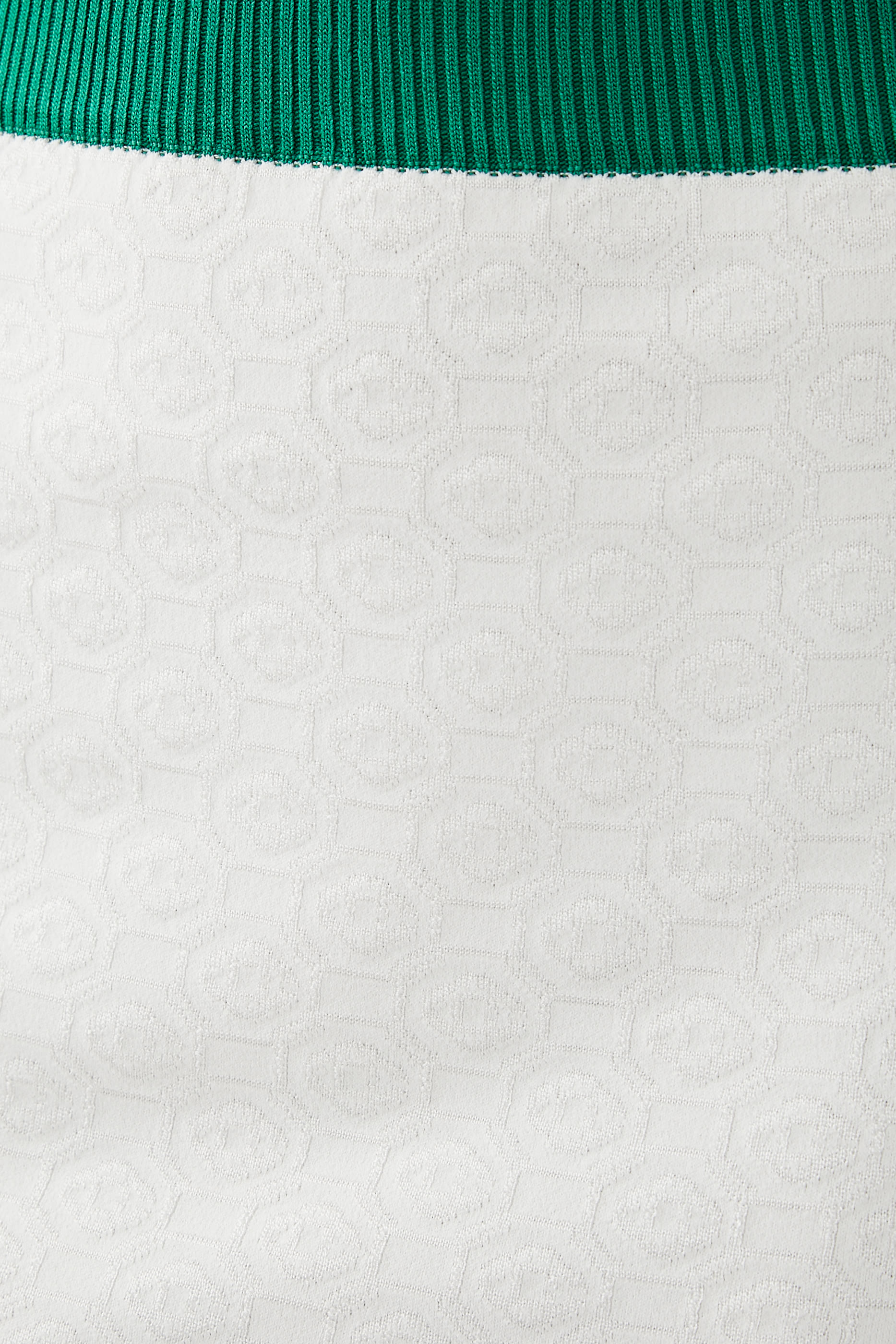 تنورة بشعار الماركة ثلاثي الأبعاد