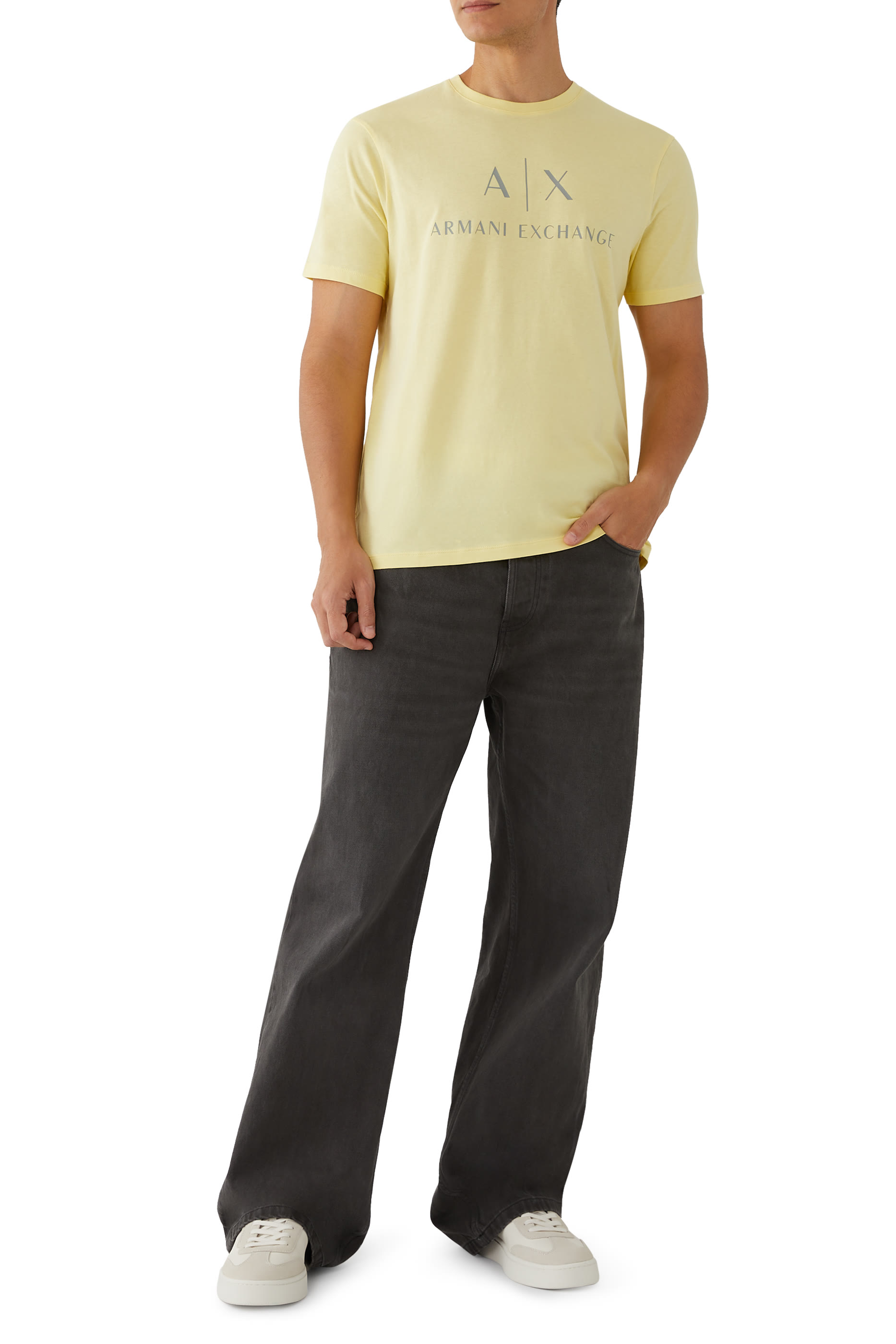 تيشيرت بشعار الماركة بقصة ضيقة جرسيه