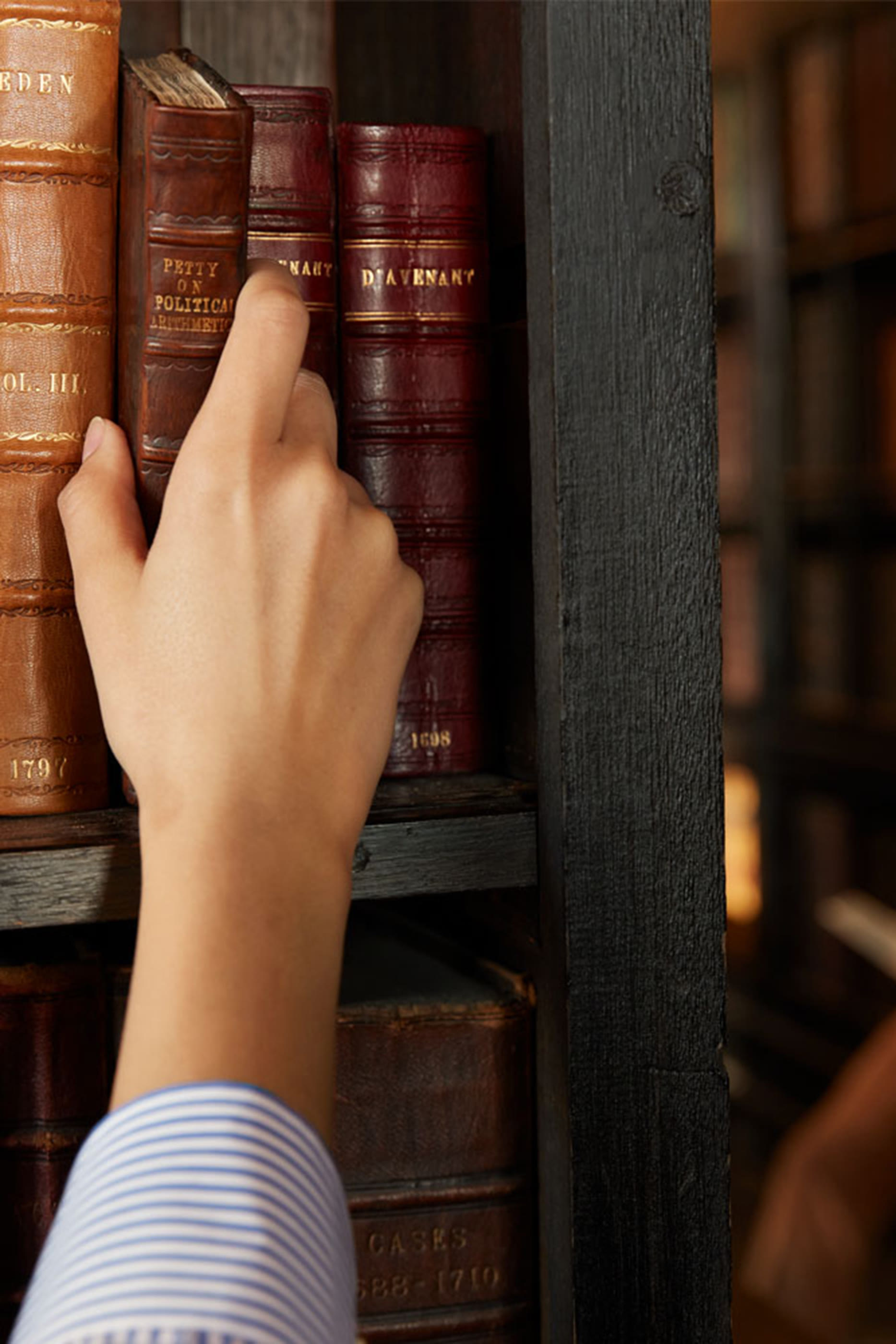 شمعة ريبليكا ويسبرز ان ذا لايبراري