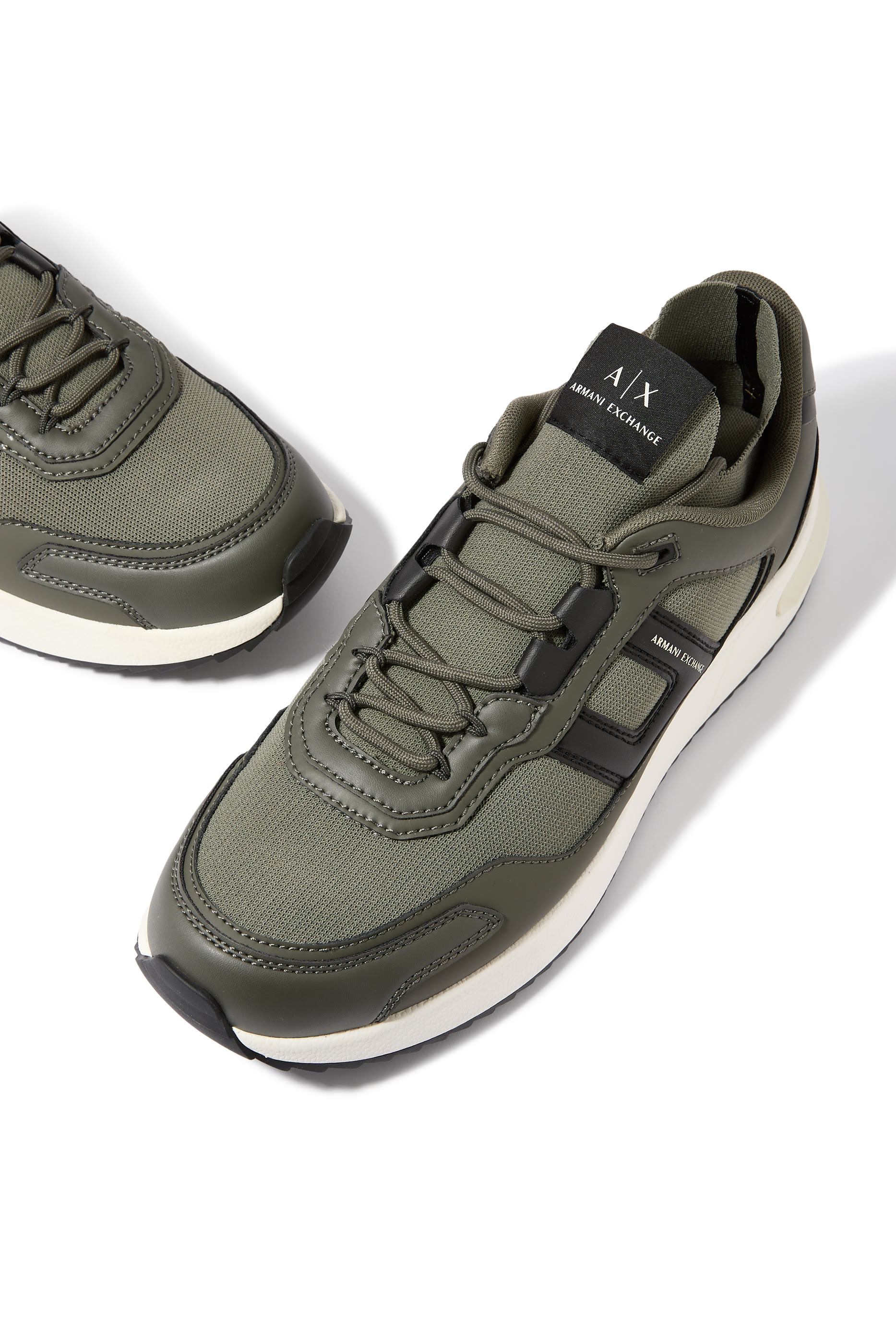 سنيكرز بكاحل منخفض وتفاصيل بلون متباين