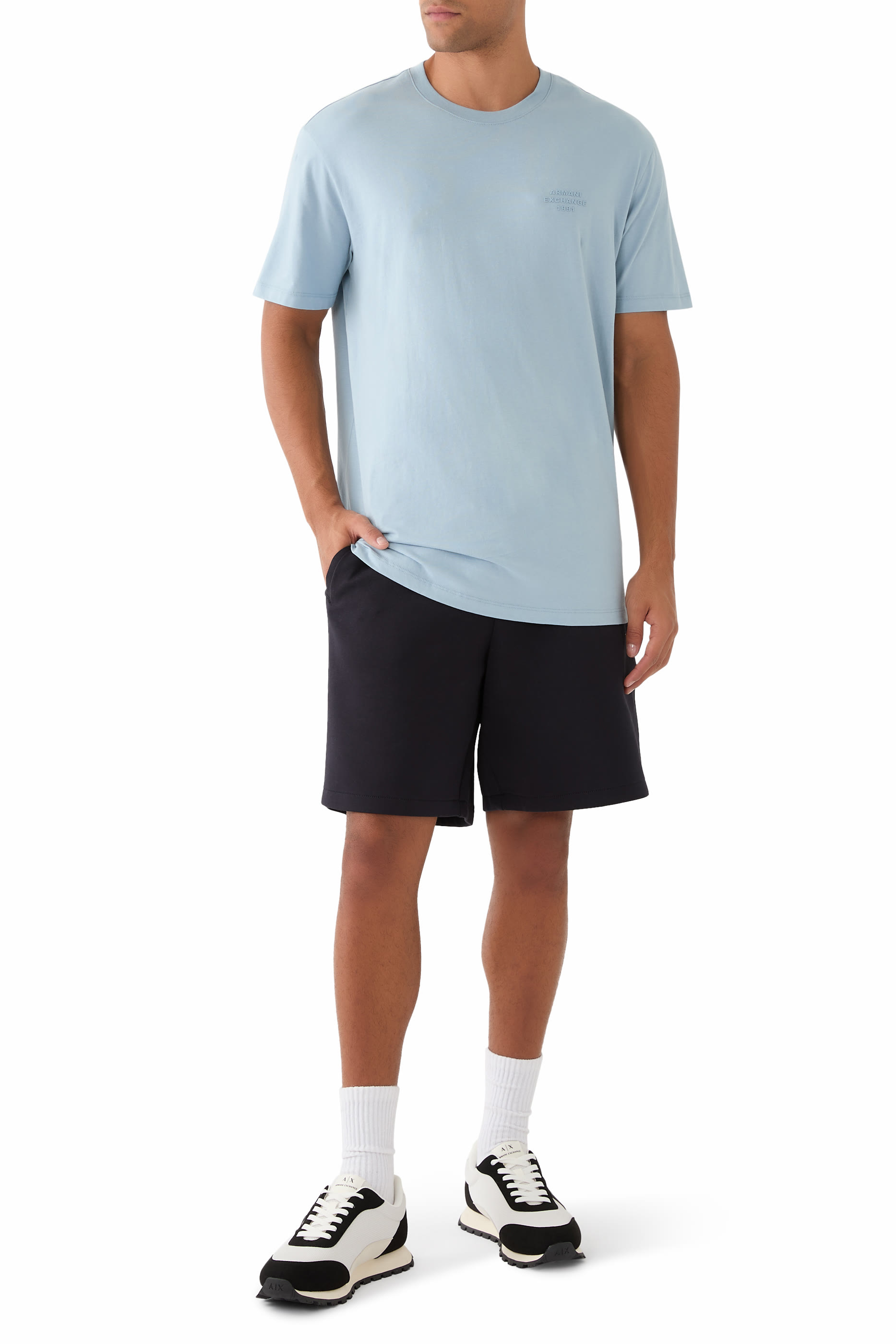 سنيكرز برباط وتفاصيل شعار الماركة