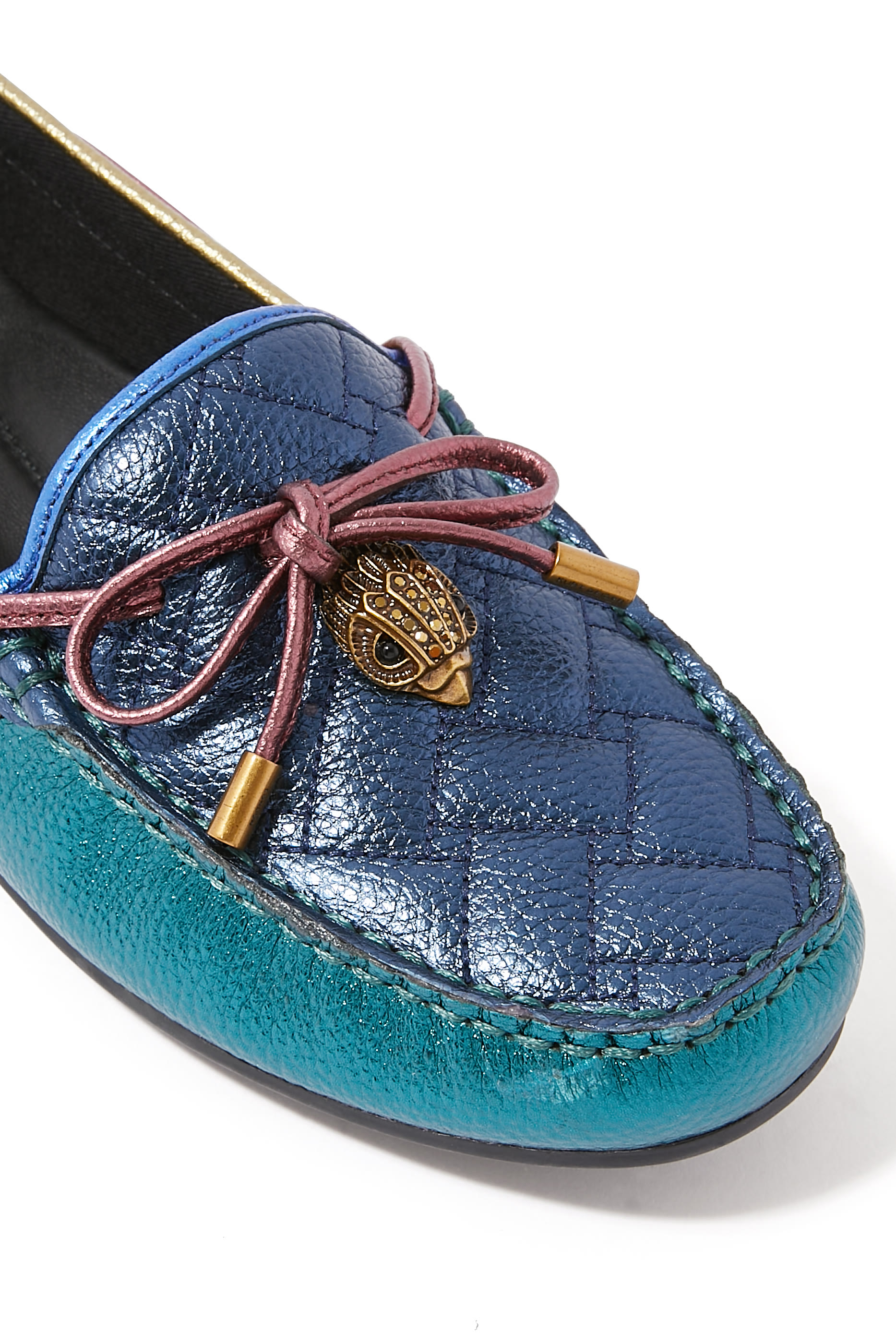 حذاء سهل الإرتداء بحلية بشعار الماركة