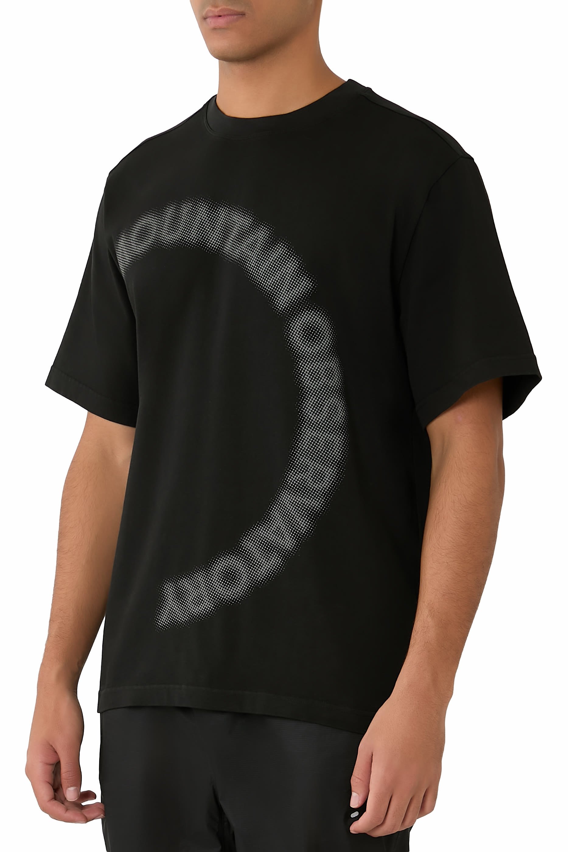 تيشيرت مزينة بشعار الماركة بتصميم دائري