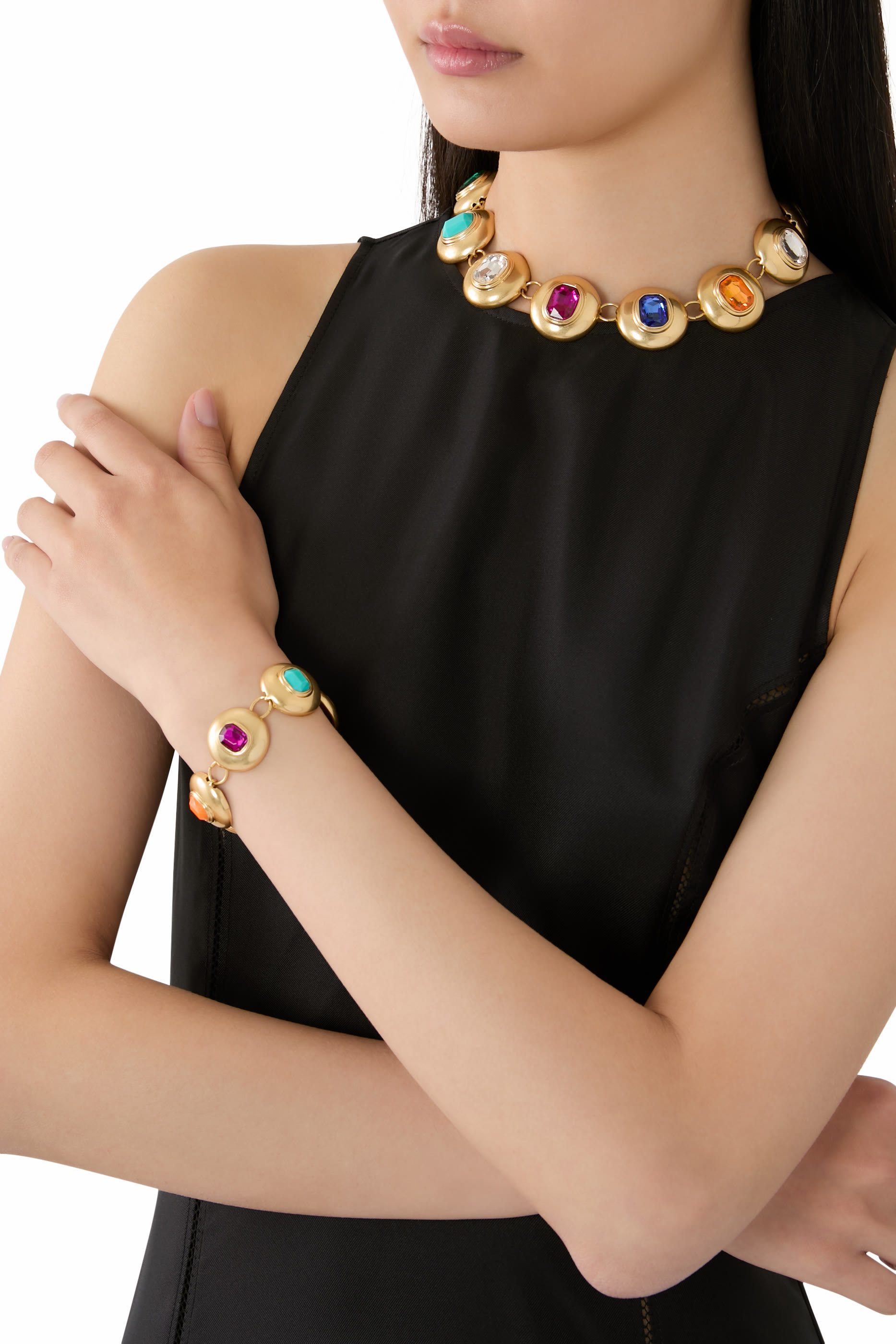 سوار بحلي بتصميم مقبب مزينة بأحجار مقطعة على شكل أحجار الزمرد