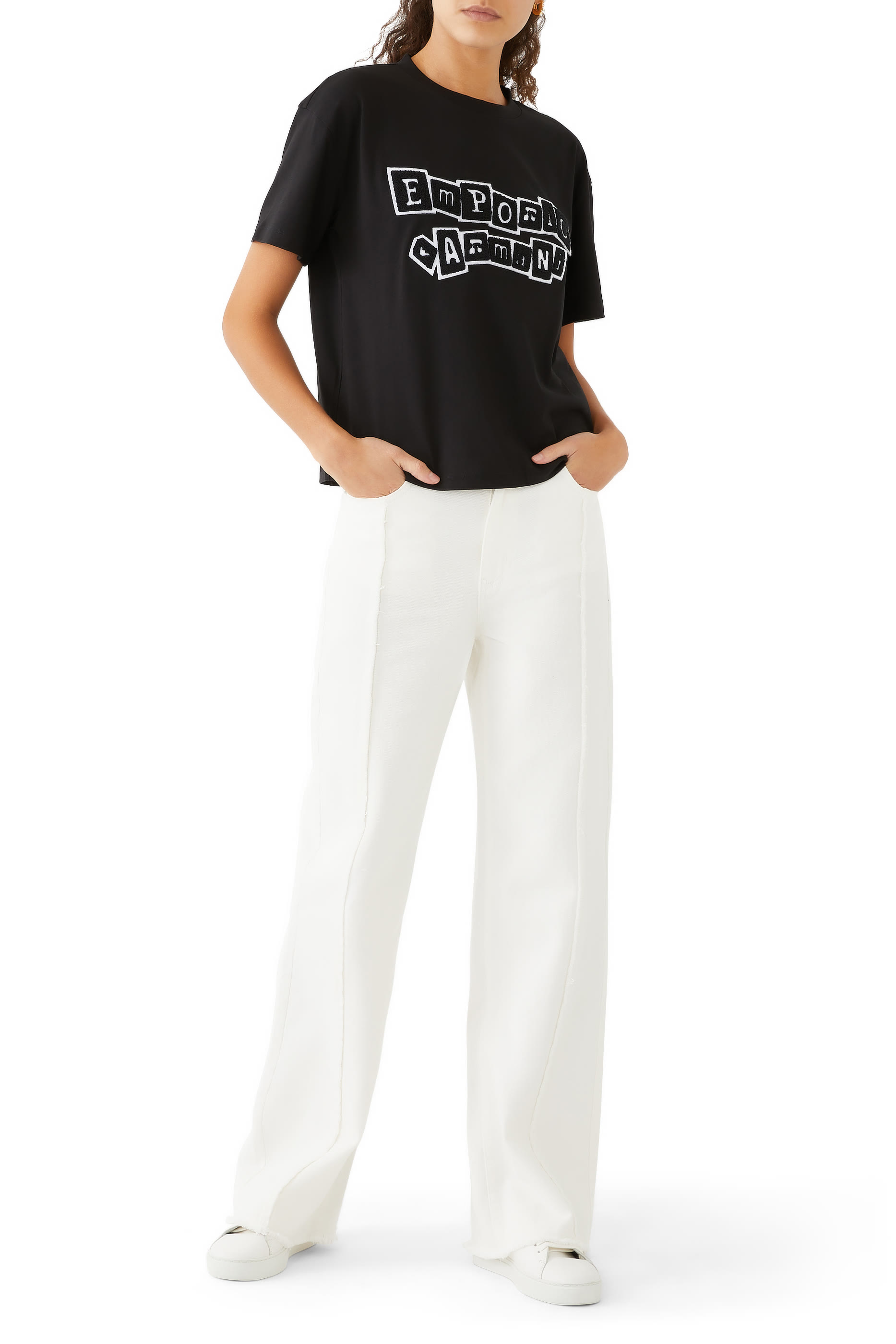 تيشيرت بشعار الماركة المطرز بتصميم ملصق