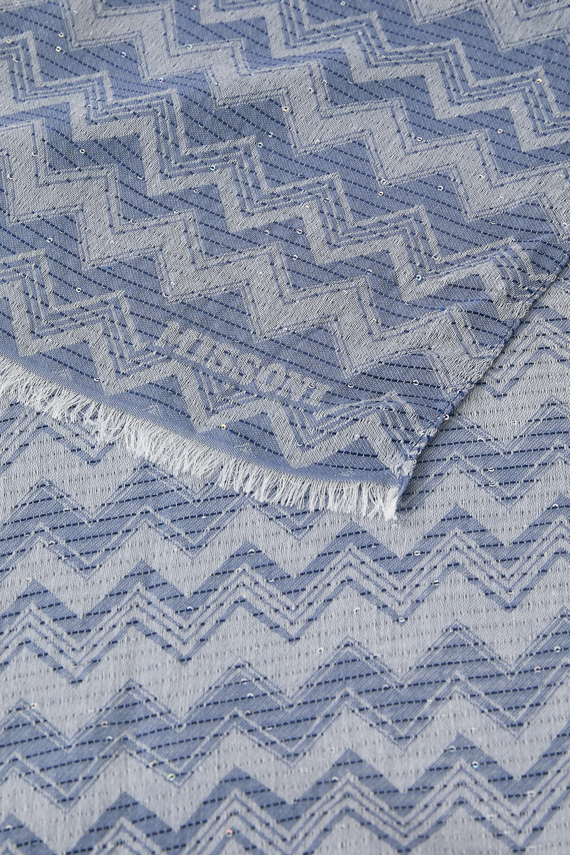 وشاح بنقشة خطوط شيفرون