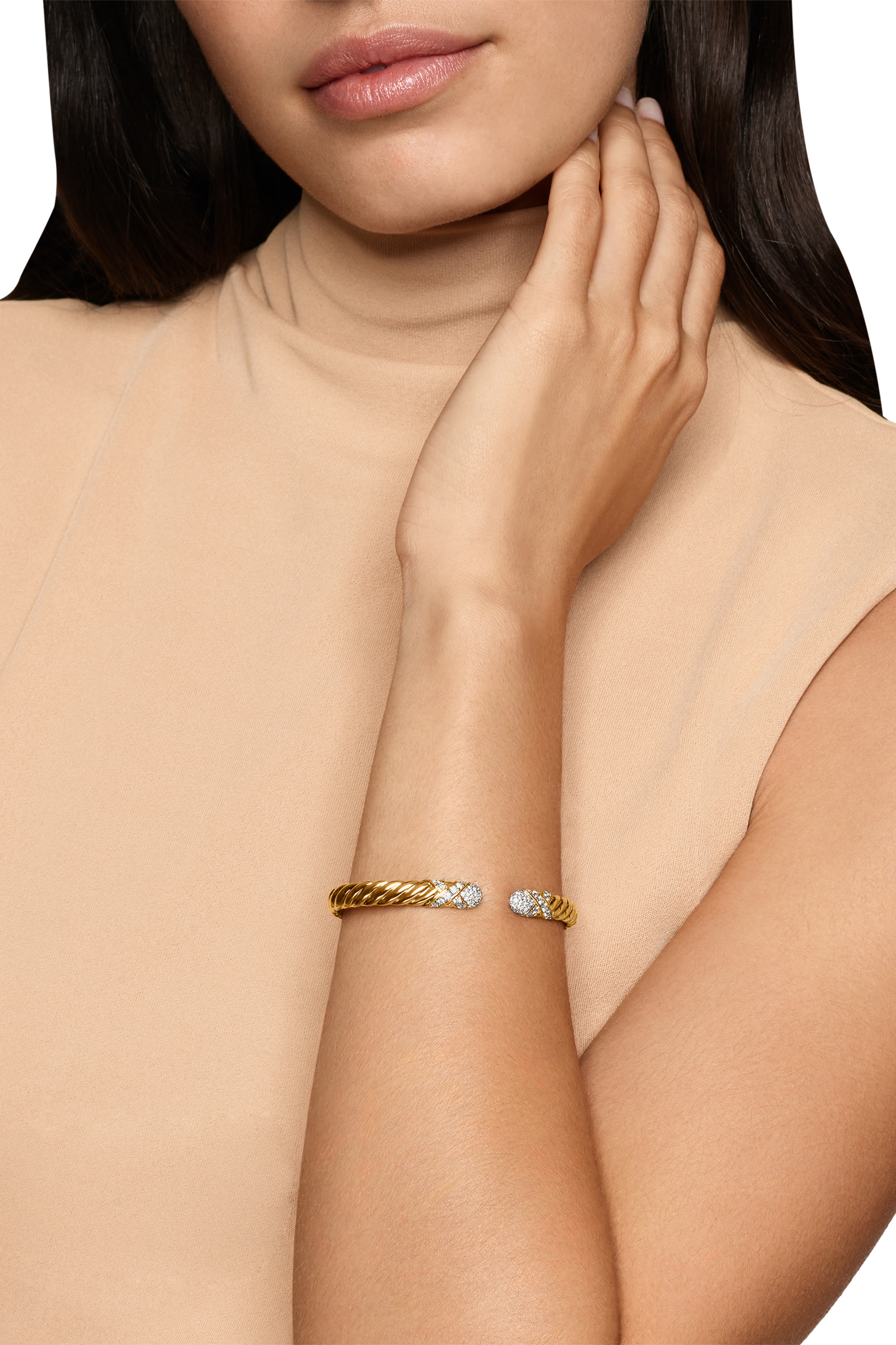 سوار كابل مفتوح اكس بتصميم منحوت مرصع بماس، ذهب أصفر عيار 18