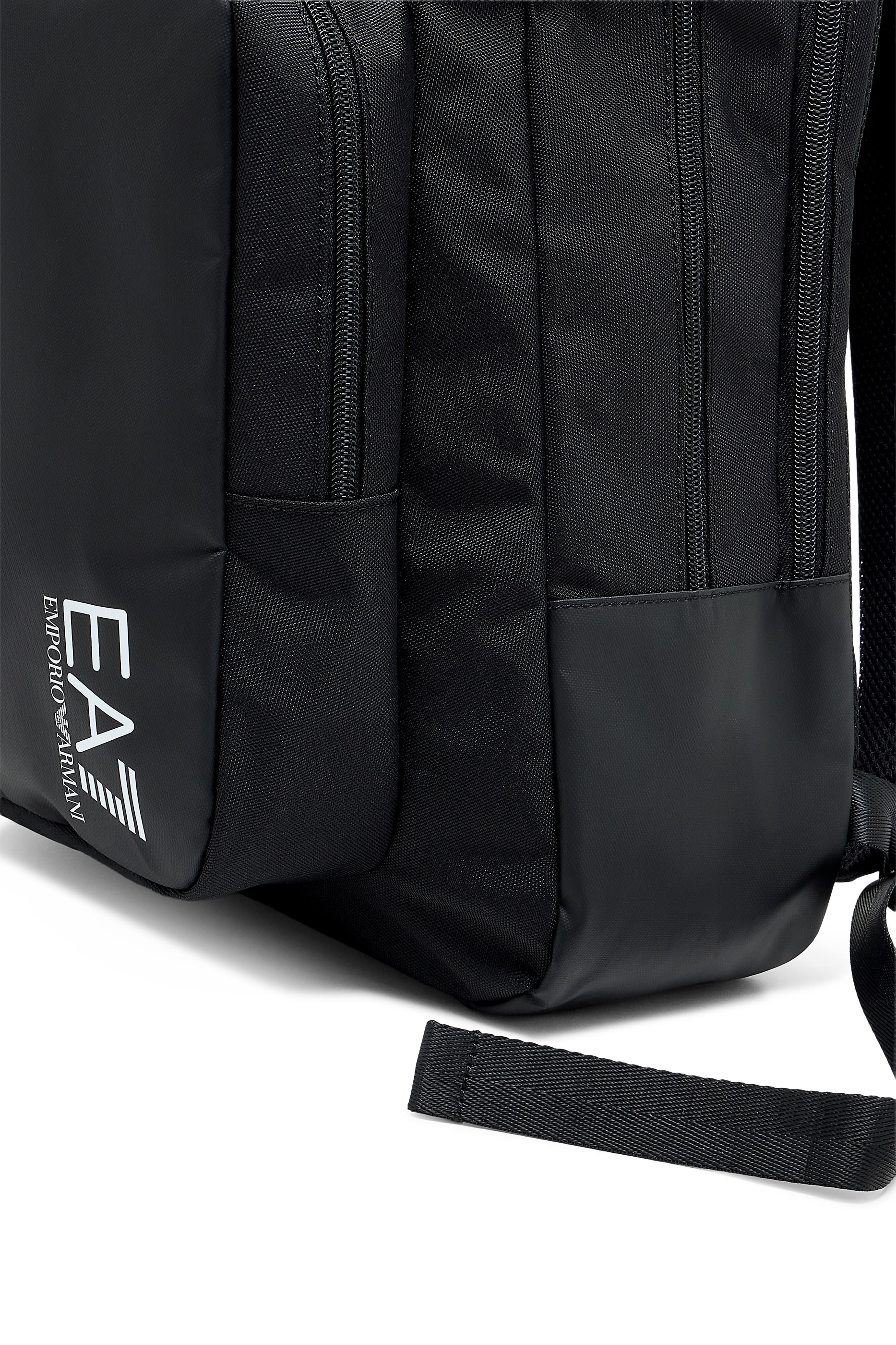 حقيبة ظهر بشعار الماركة