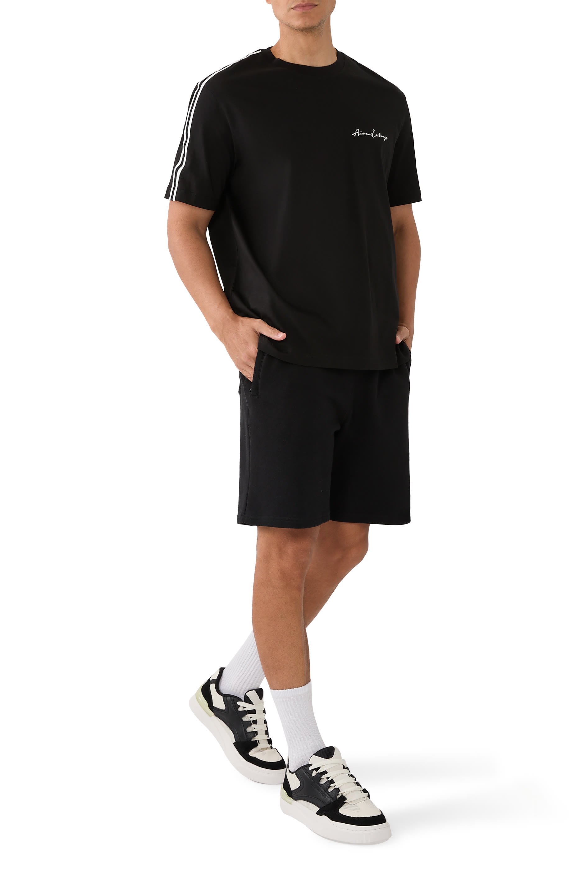 تيشيرت بياقة ضيقة وشعار الماركة