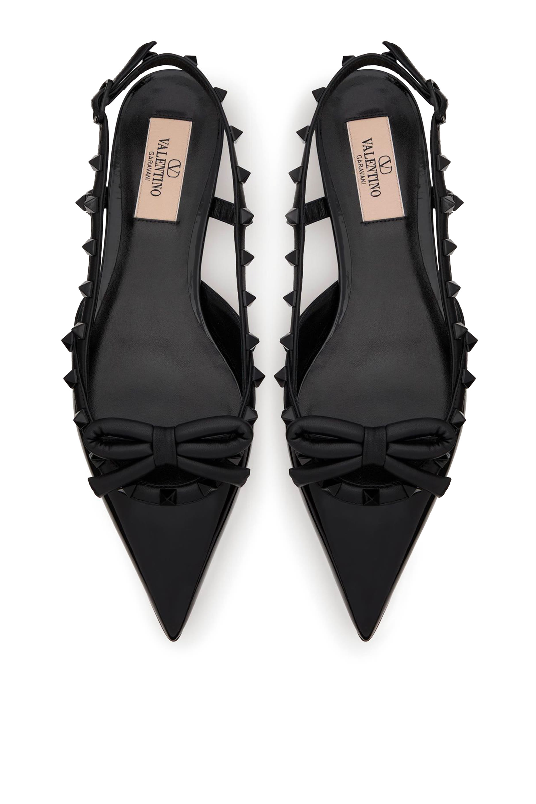 حذاء باليرينا مزين بربطة فيونكة وحلي هرمية من نفس اللون