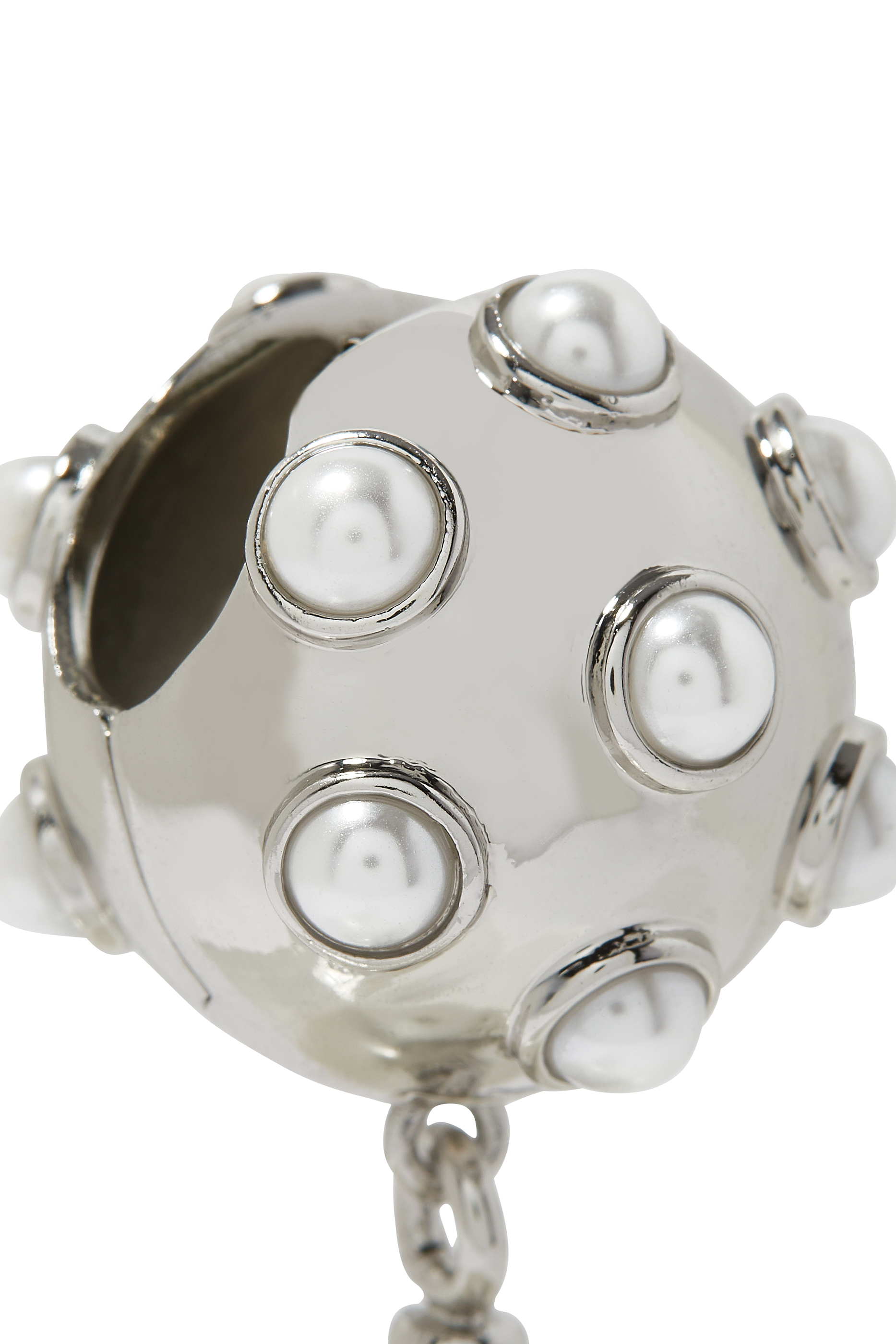 أقراط متدلية مرصعة بالؤلؤ