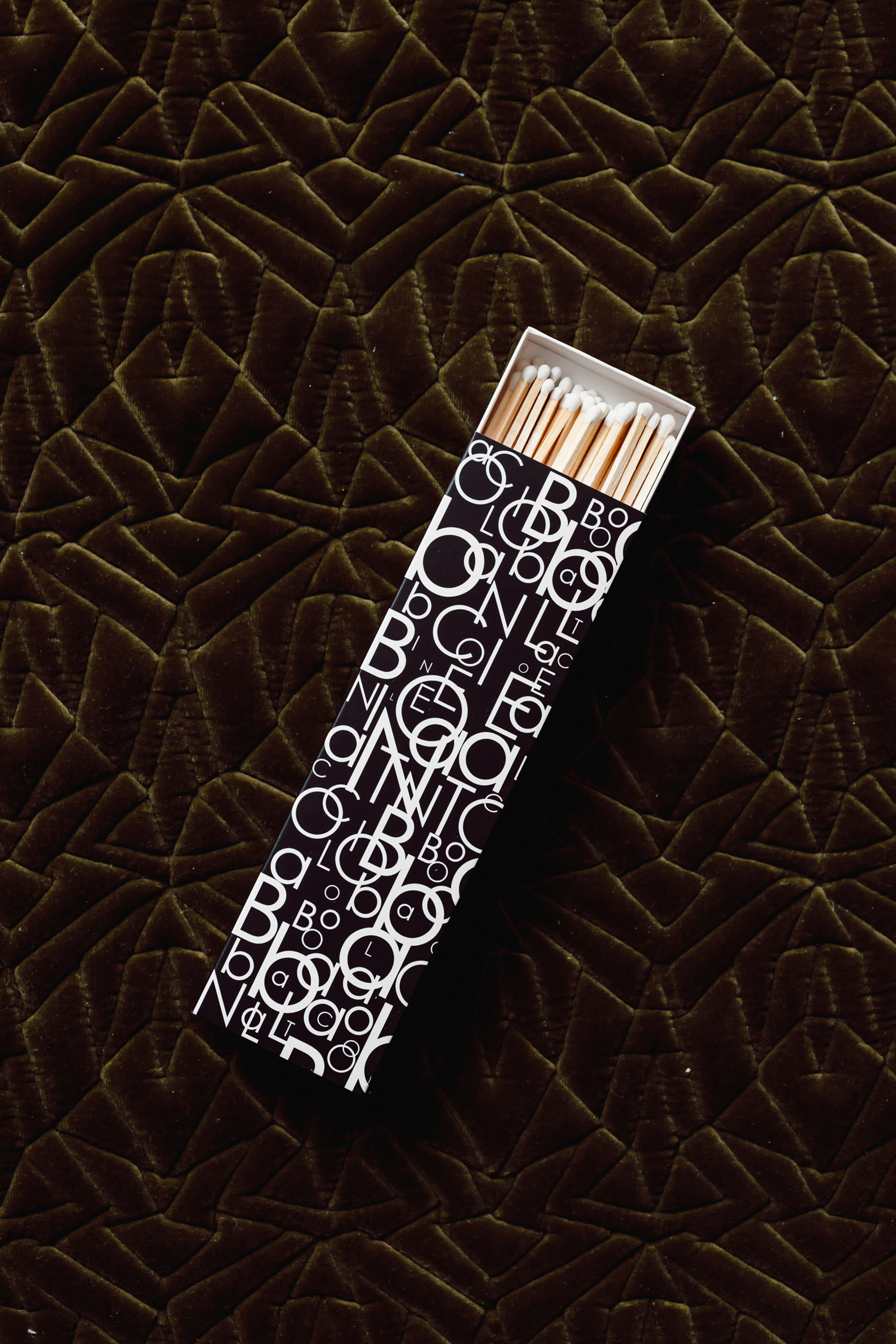 علبة كبريت باو بطبعة شعار الماركة غرافيك