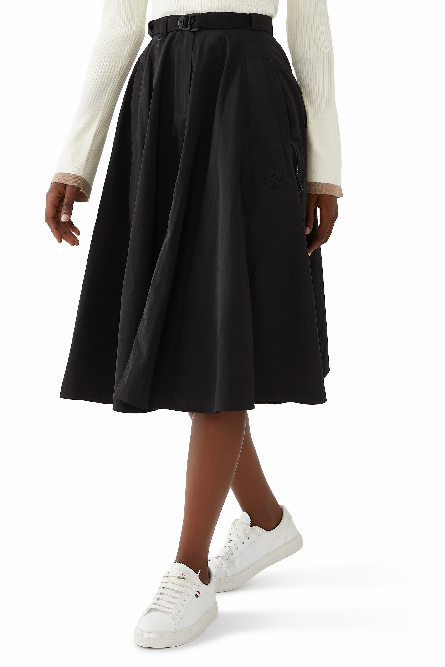 تنورة متوسطة الطول