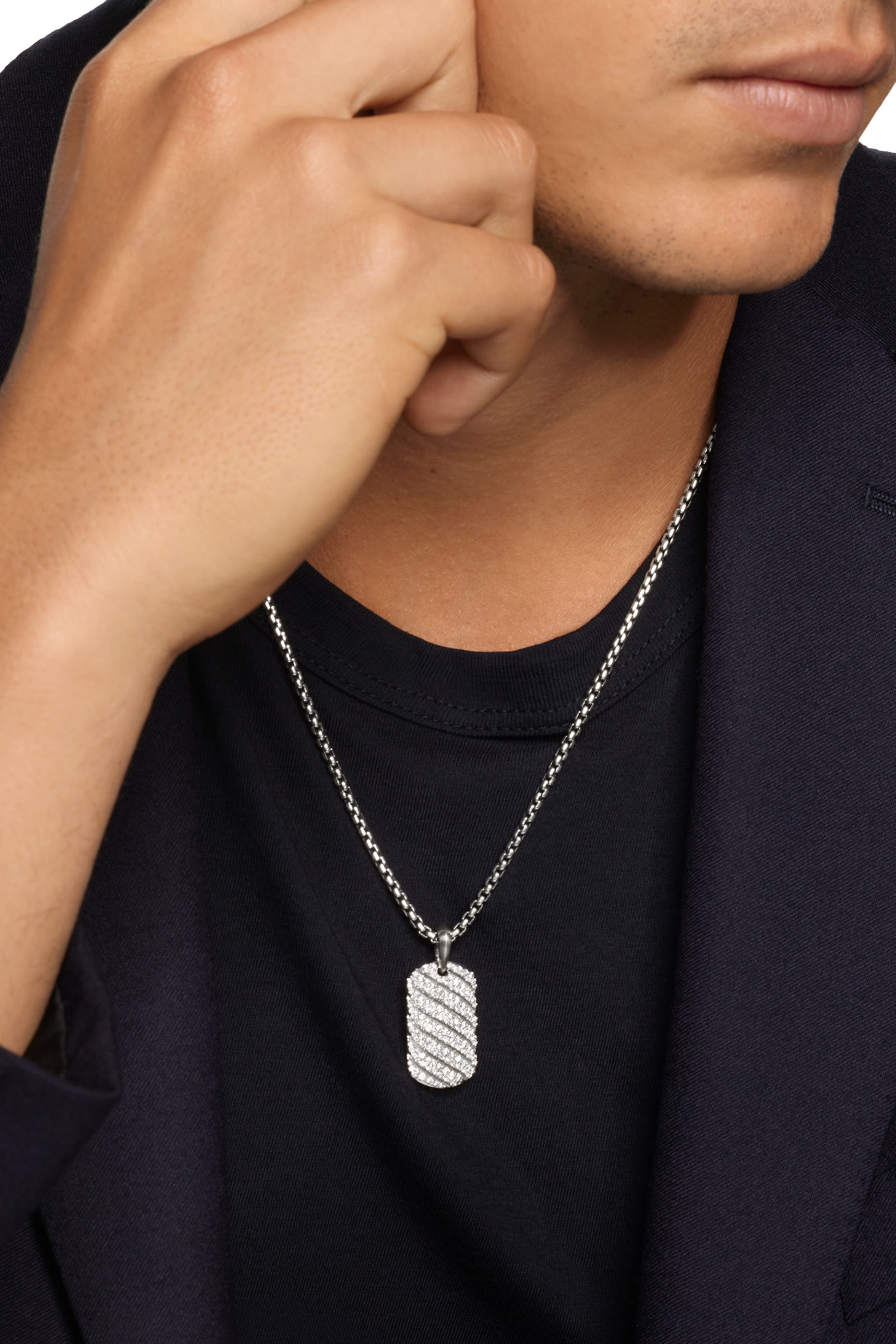 دلاية محفورة بخطوط مموجة مرصعة بماس، فضة إسترلينية