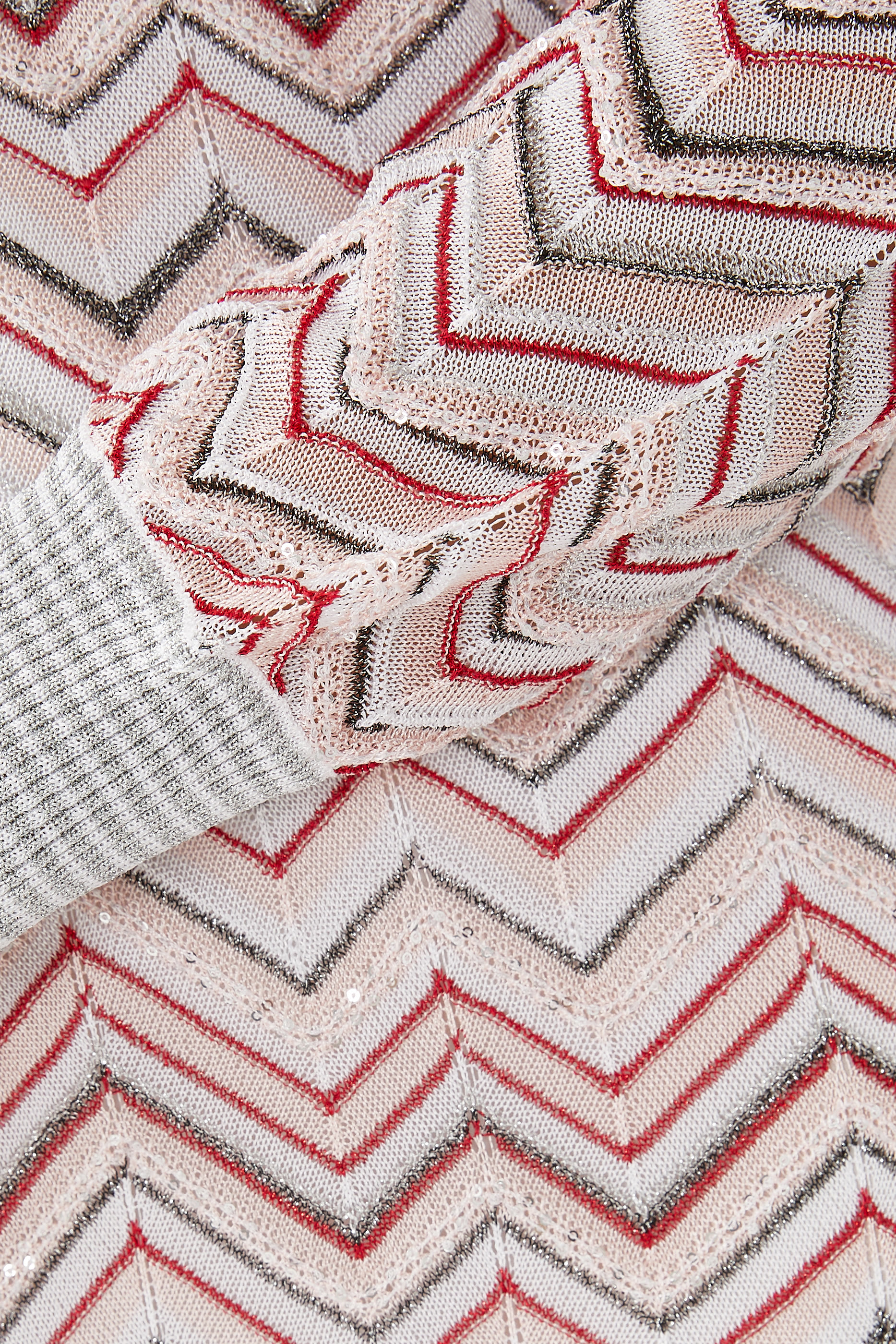 فستان طويل بياقة V بنقشة متعرجة