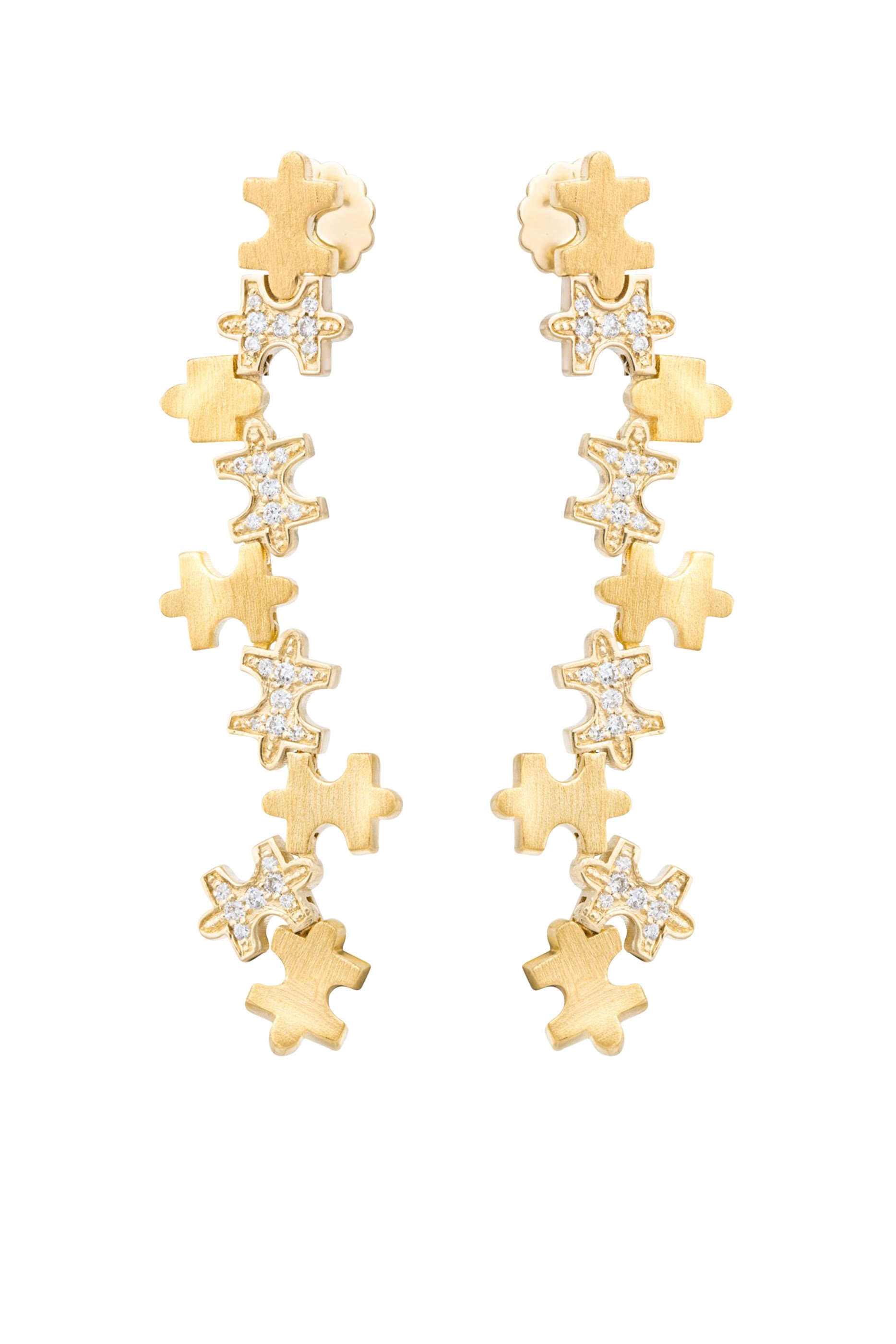 أقراط متدلية بحلي مرصعة بالماس البافيه، ذهب أصفر عيار 18